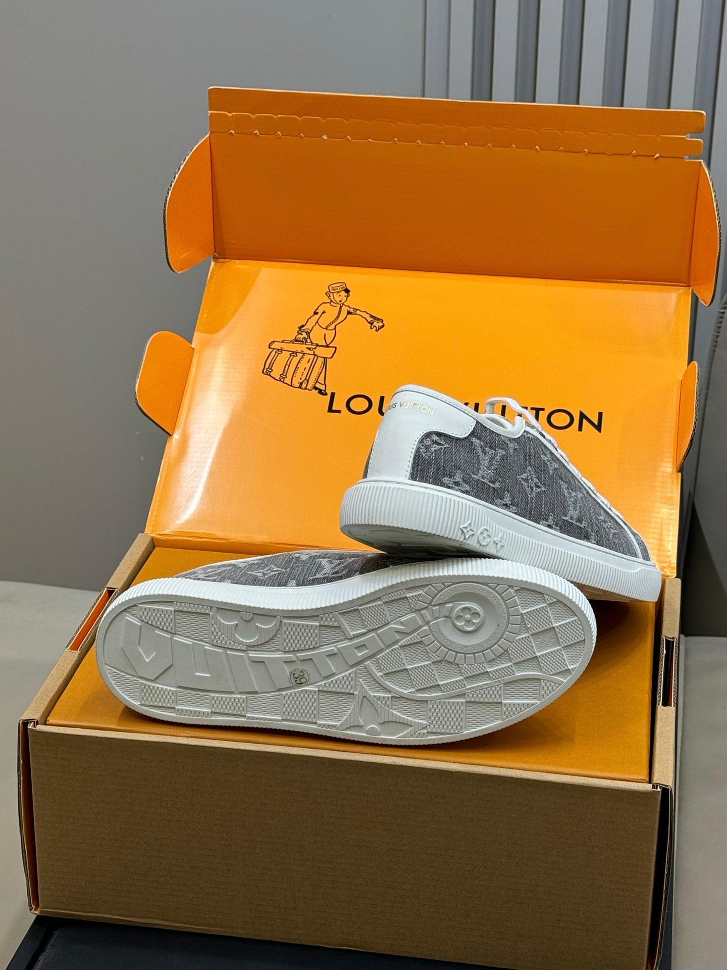 LV 26ss Sneaker Black Monogram Leather 621639