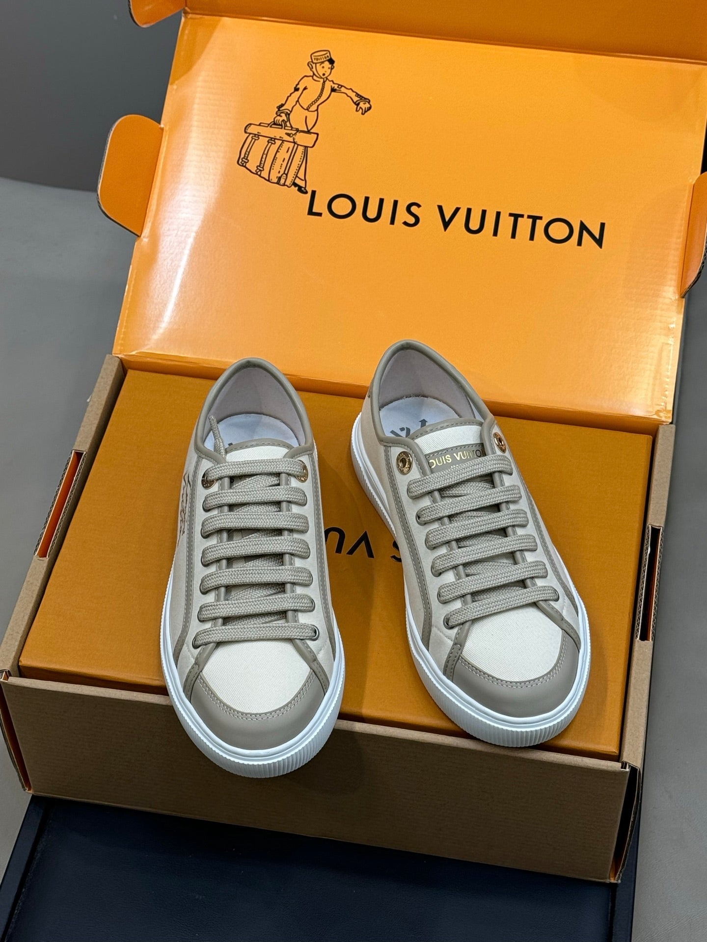 LV 26ss Sneaker White Gray Suede Leather 621652