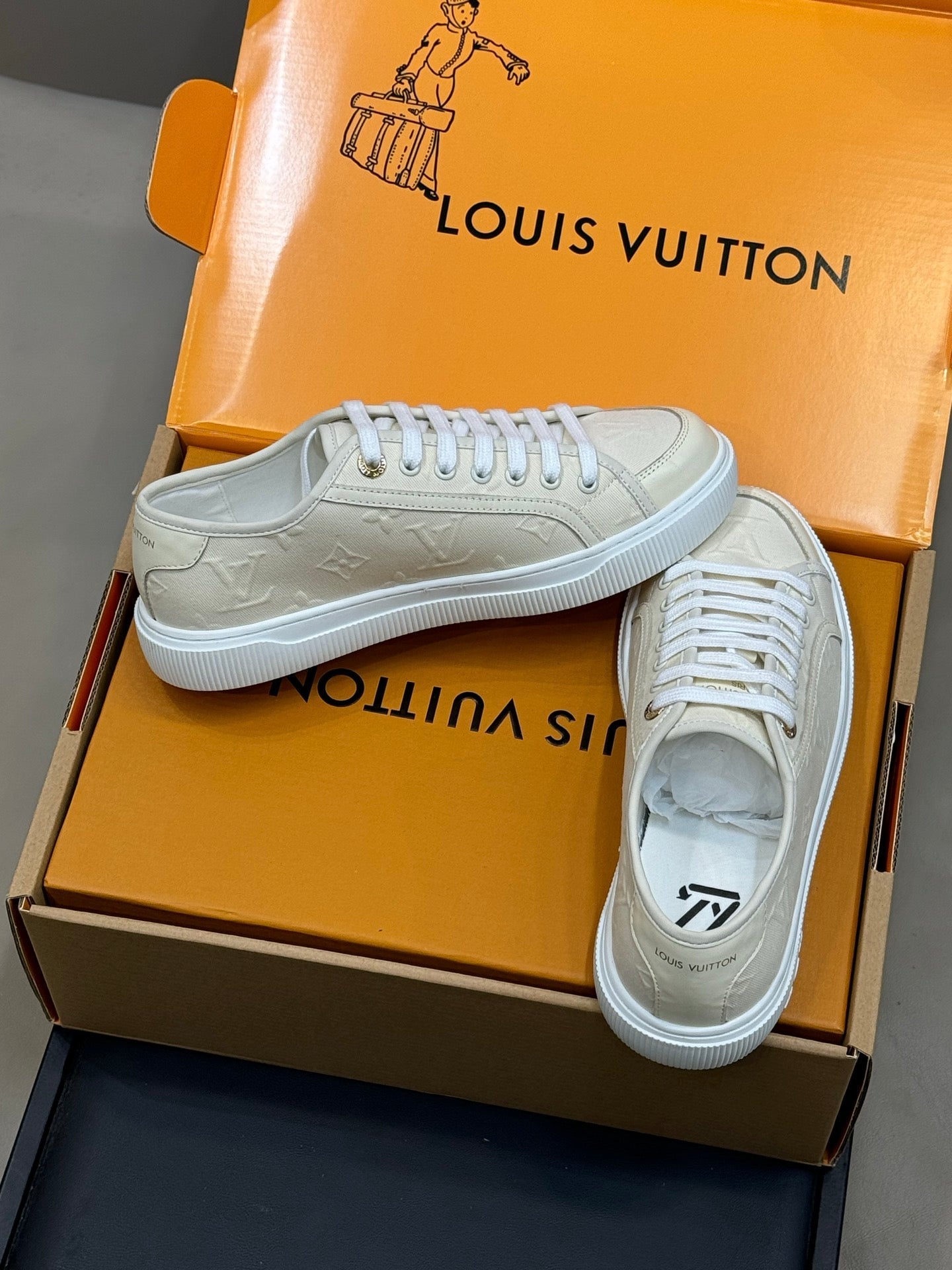 LV 26ss Sneaker Light Beige Monogram Canvas Leather 621648