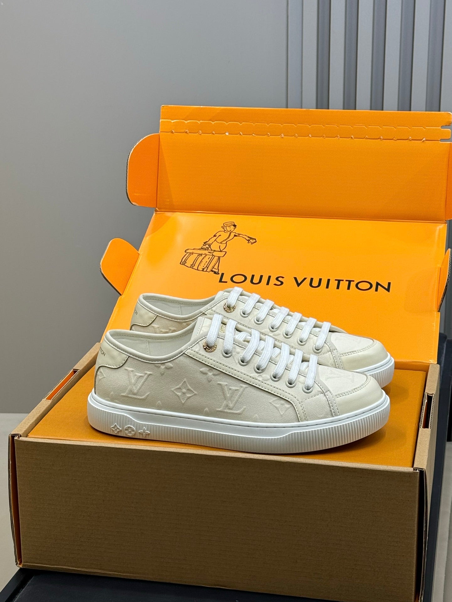 LV 26ss Sneaker Light Beige Monogram Canvas Leather 621648