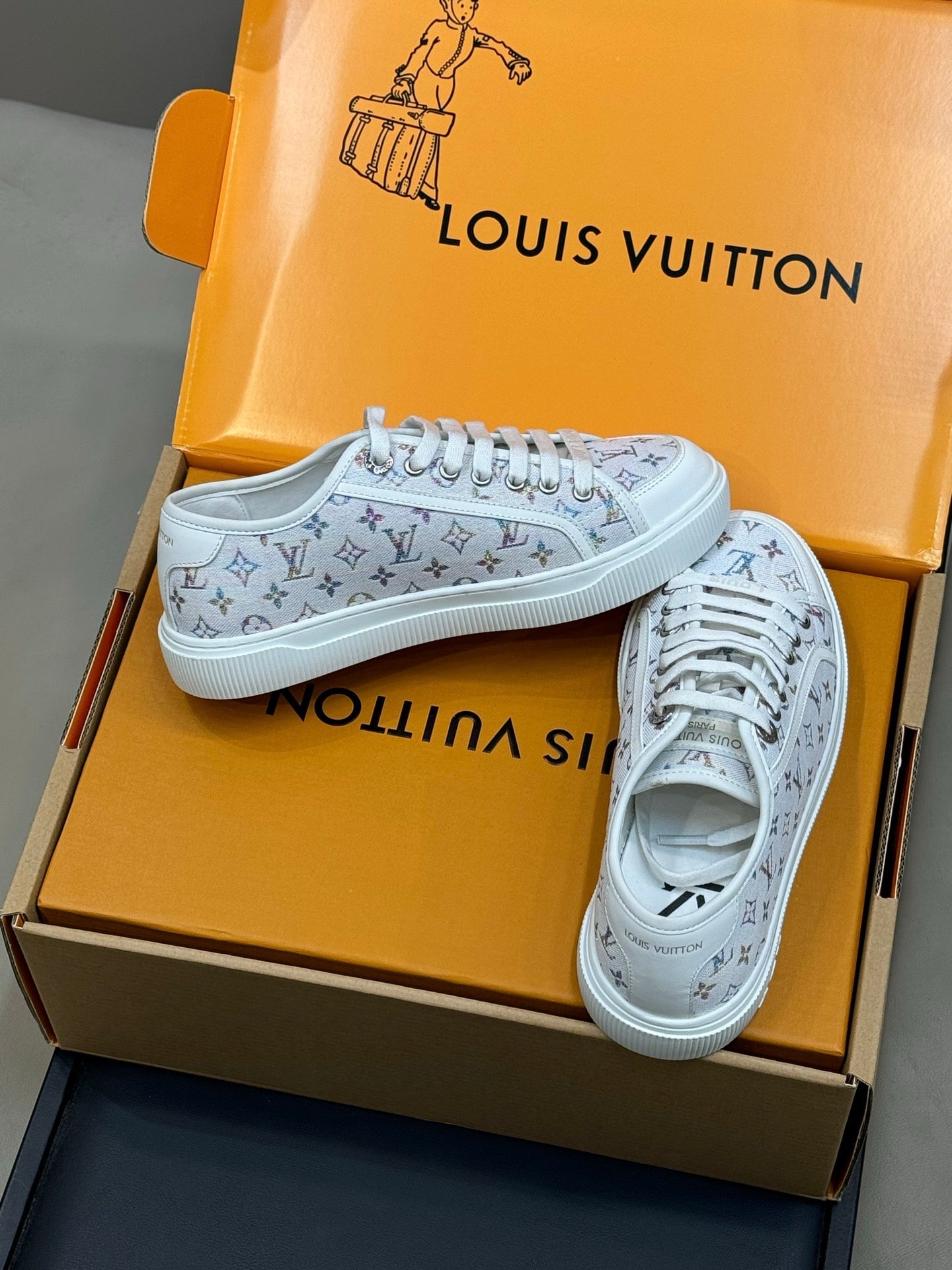 LV 26ss Sneaker Ivory Multicolor Monogram Leather 621640