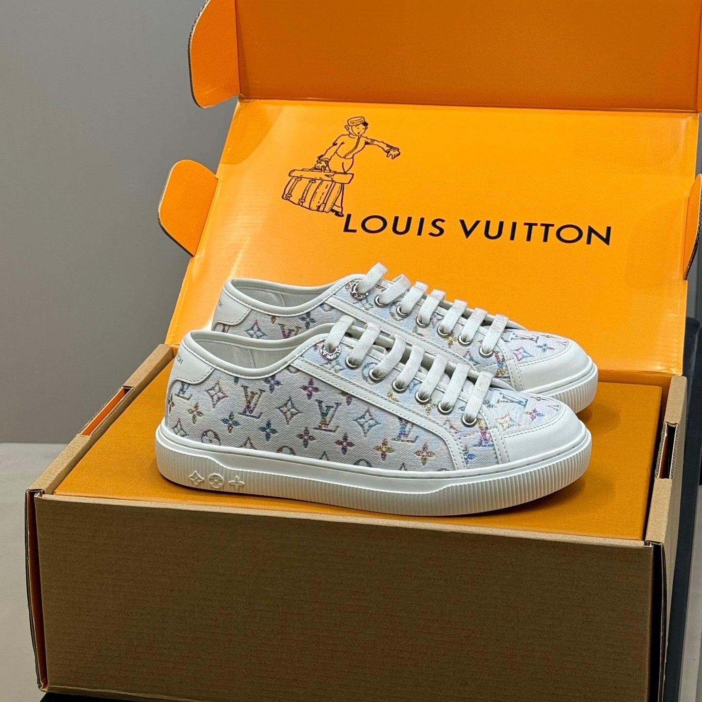 LV 26ss Sneaker Ivory Multicolor Monogram Leather 621640