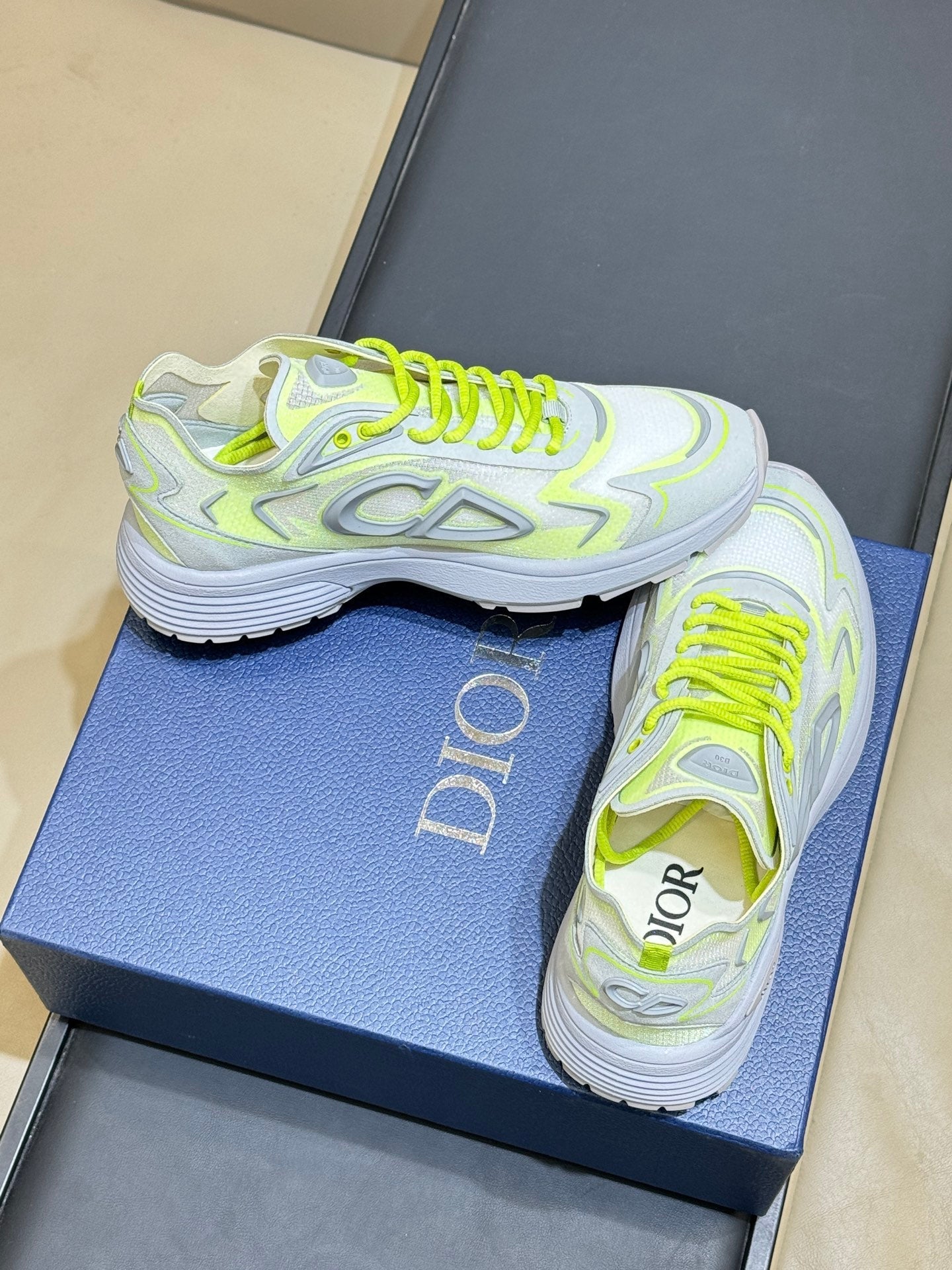 CD 26 B30 Sneaker Neon Green Silver Gray Mesh TPU 621820