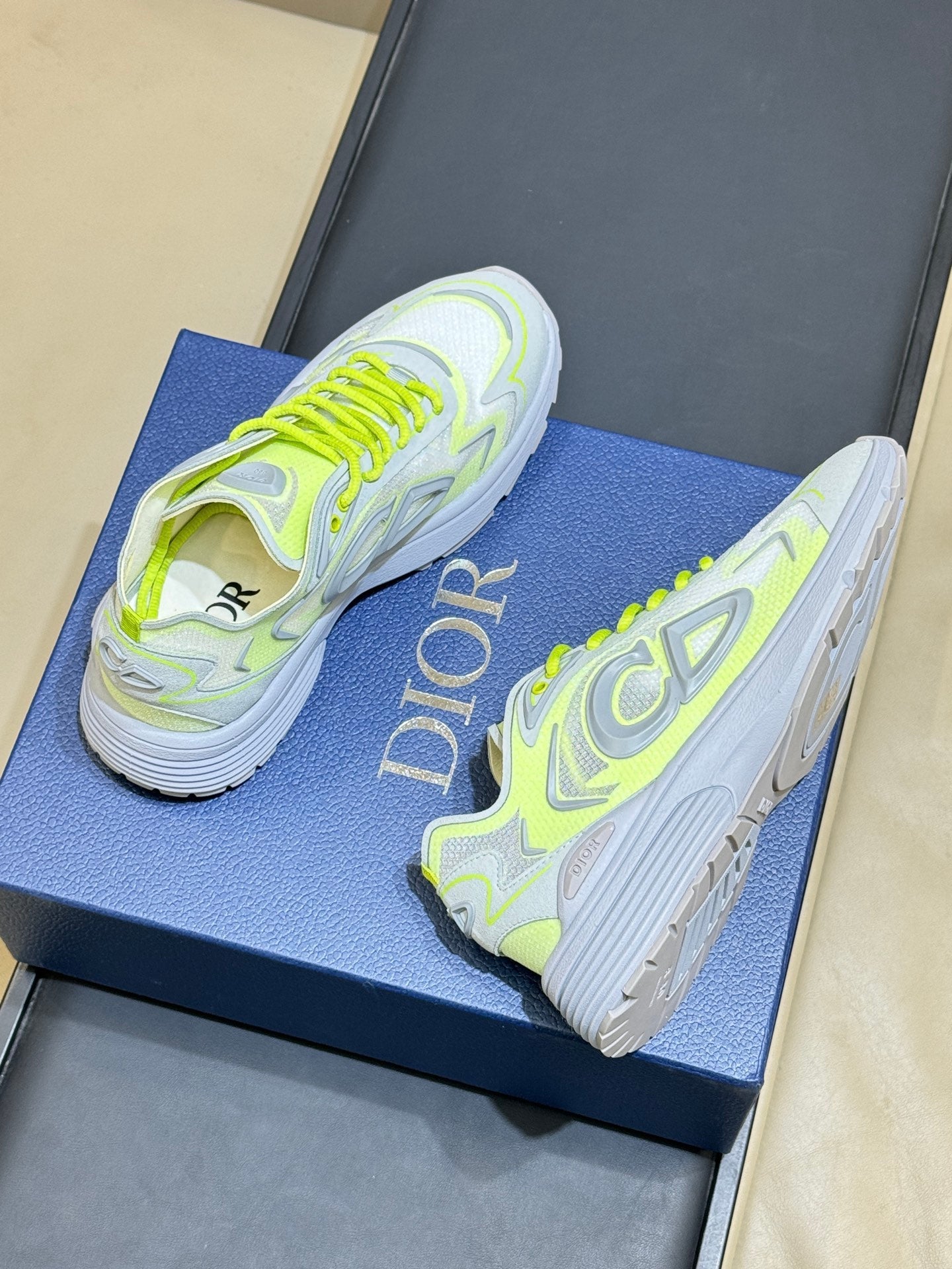 CD 26 B30 Sneaker Neon Green Silver Gray Mesh TPU 621820