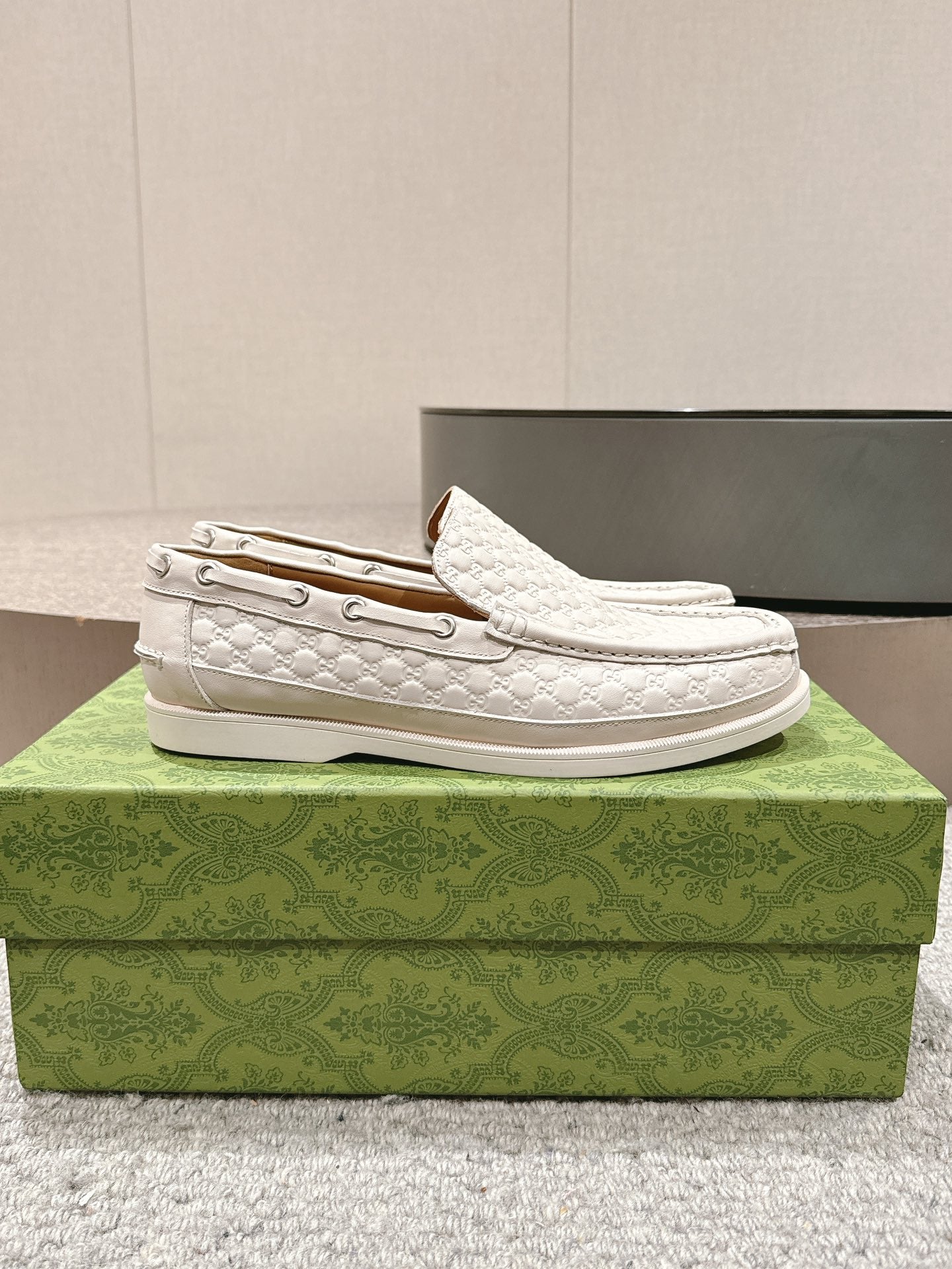 GG Men's 25 Loafer White Calfskin 592174