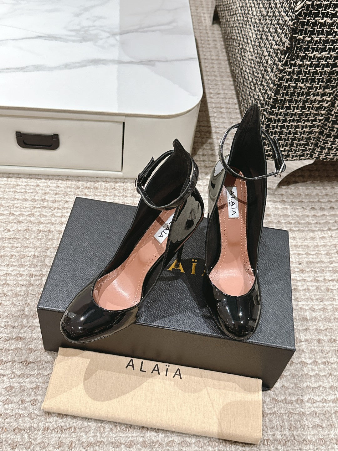 ALAIA ROUND-TOE HIGH HEELS 10 CM IN BLACK CALFSKIN