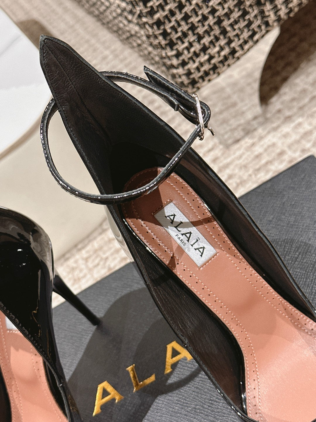 ALAIA ROUND-TOE HIGH HEELS 10 CM IN BLACK CALFSKIN