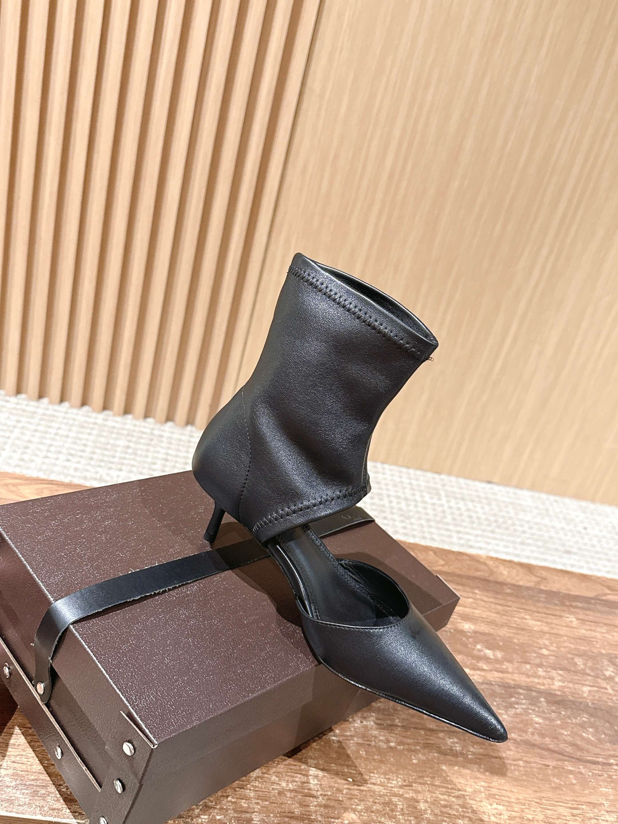 ALAIA ankle boots black leather 386022