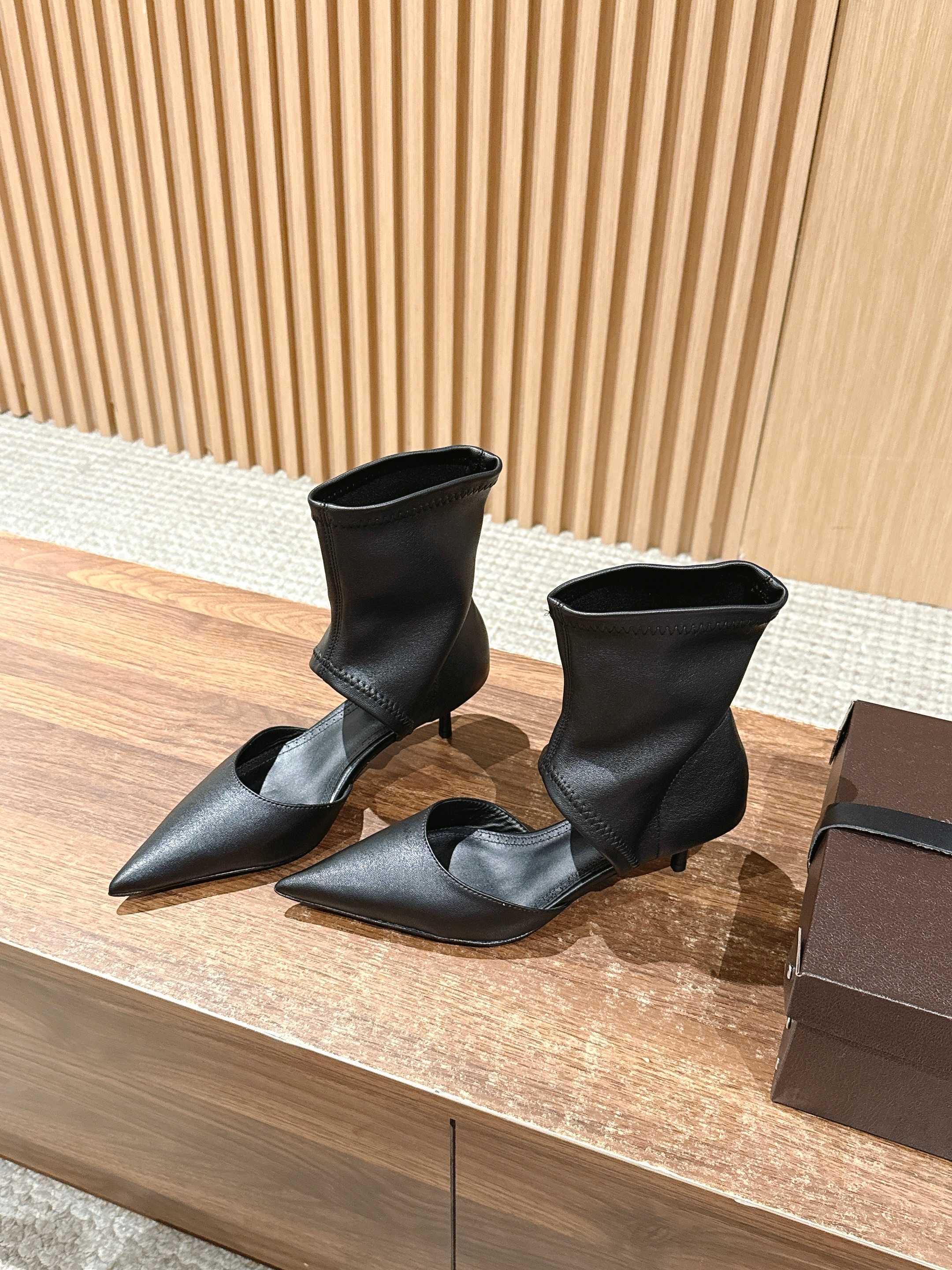 ALAIA ankle boots black leather 386022