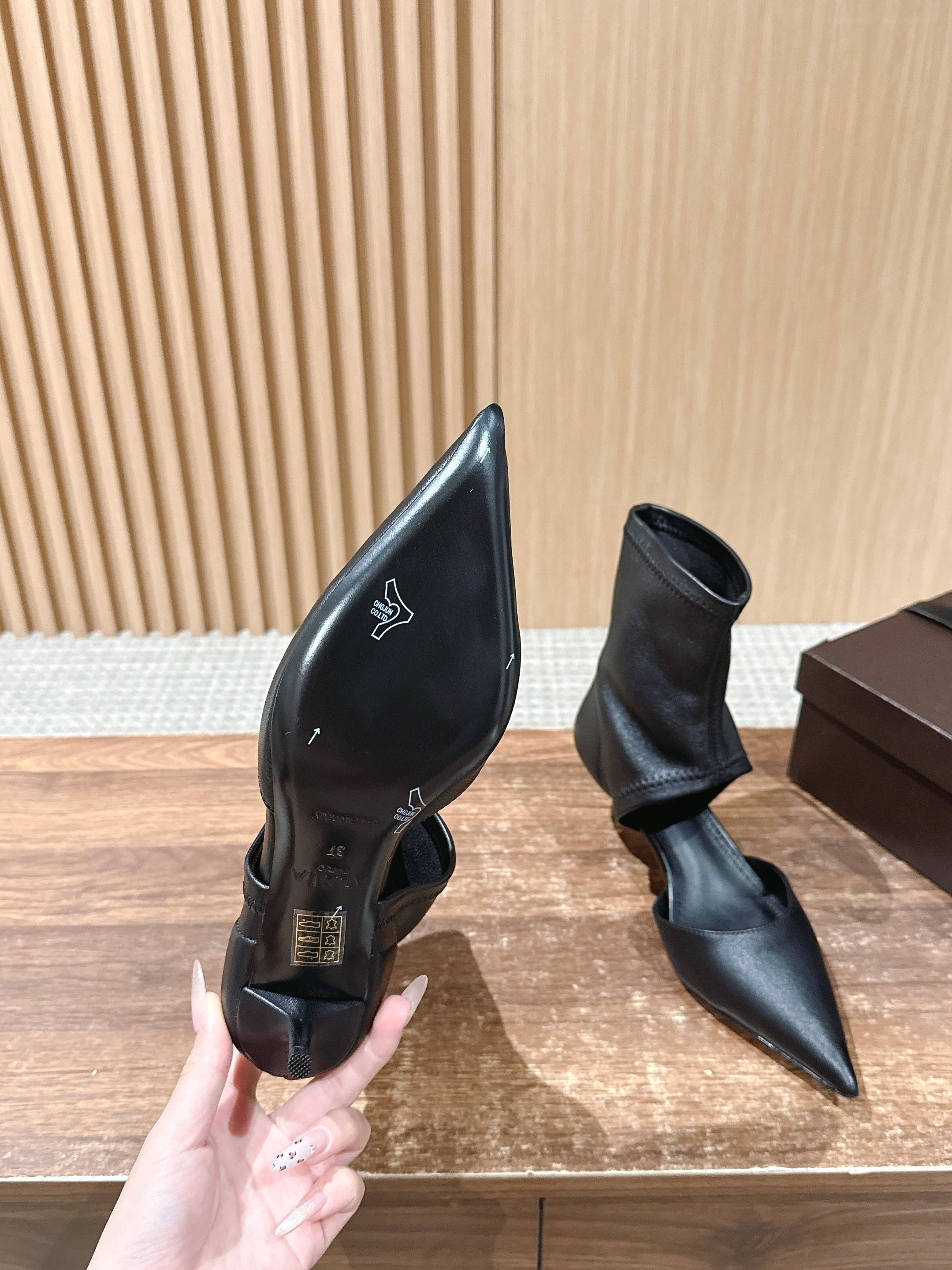 ALAIA ankle boots black leather 386022