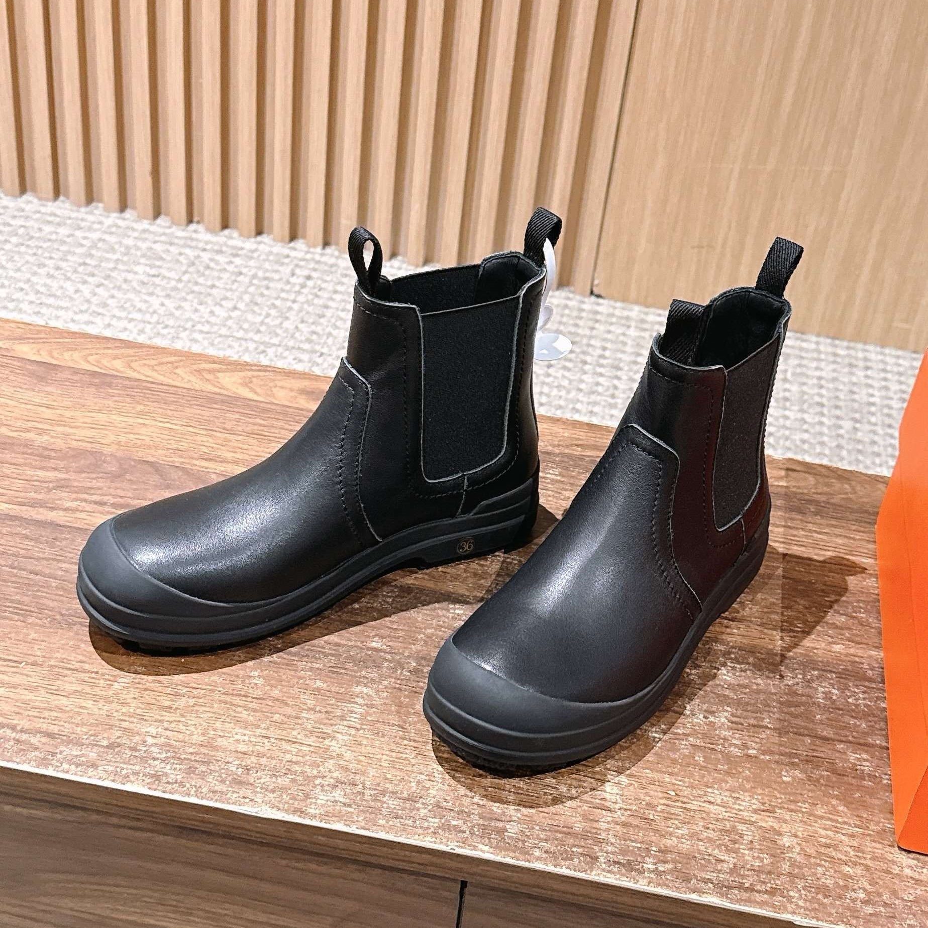 HM 25  Chelsea Ankle Boots Black Sheepskin 512548