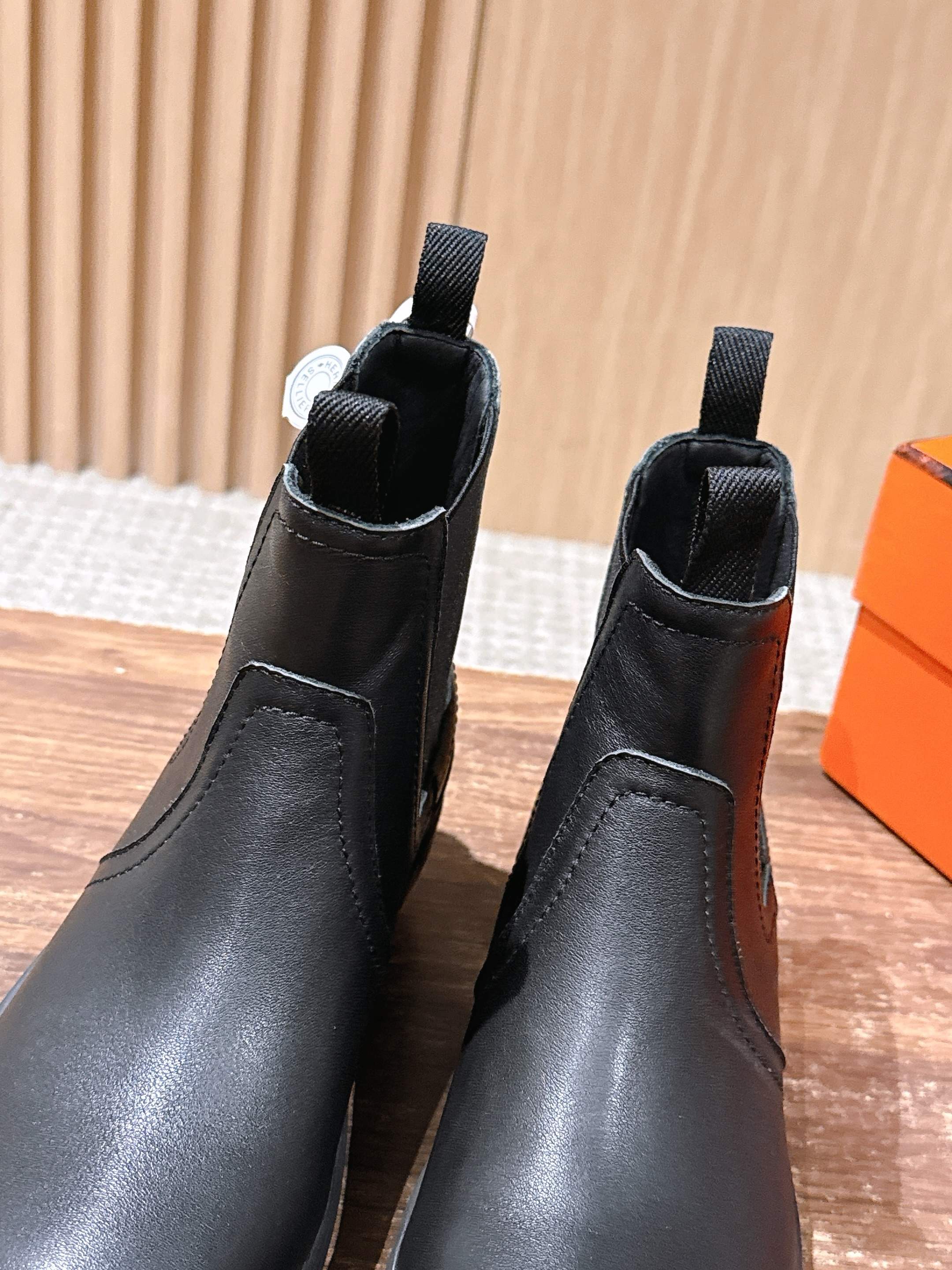 HM 25  Chelsea Ankle Boots Black Sheepskin 512548