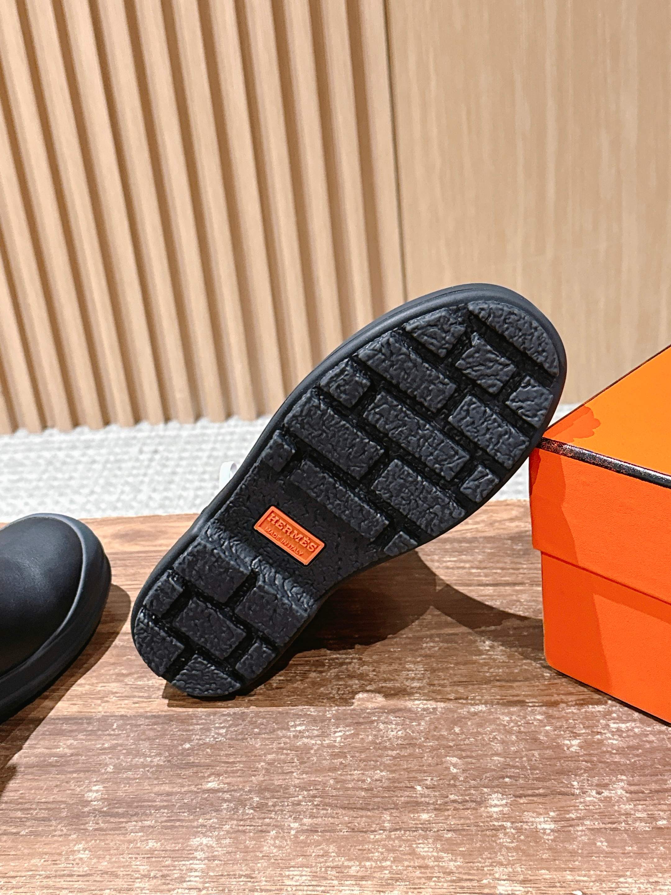 HM 25  Chelsea Ankle Boots Black Sheepskin 512548