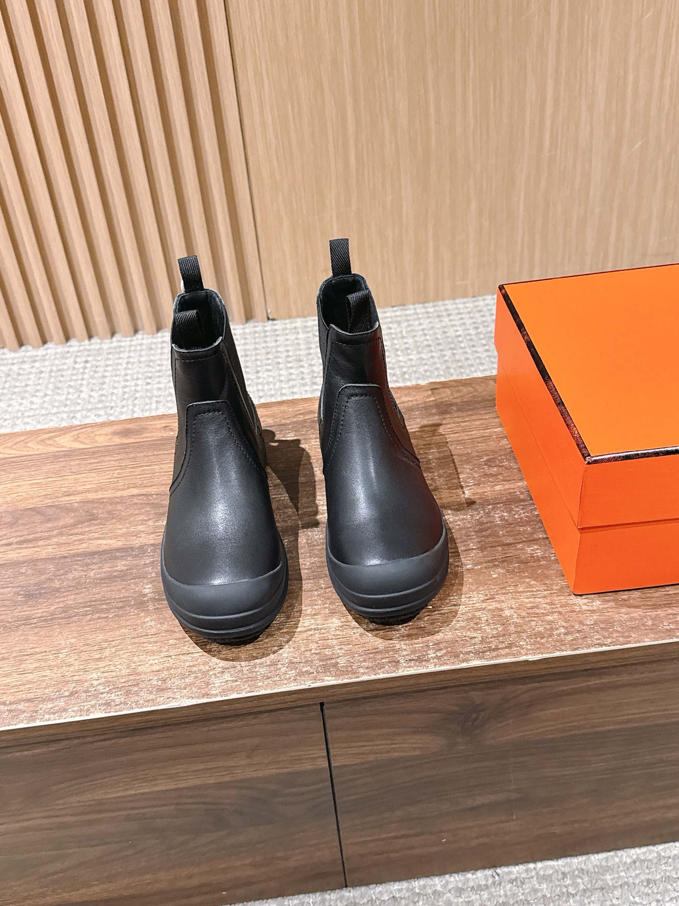 HM 25  Chelsea Ankle Boots Black Sheepskin 512548