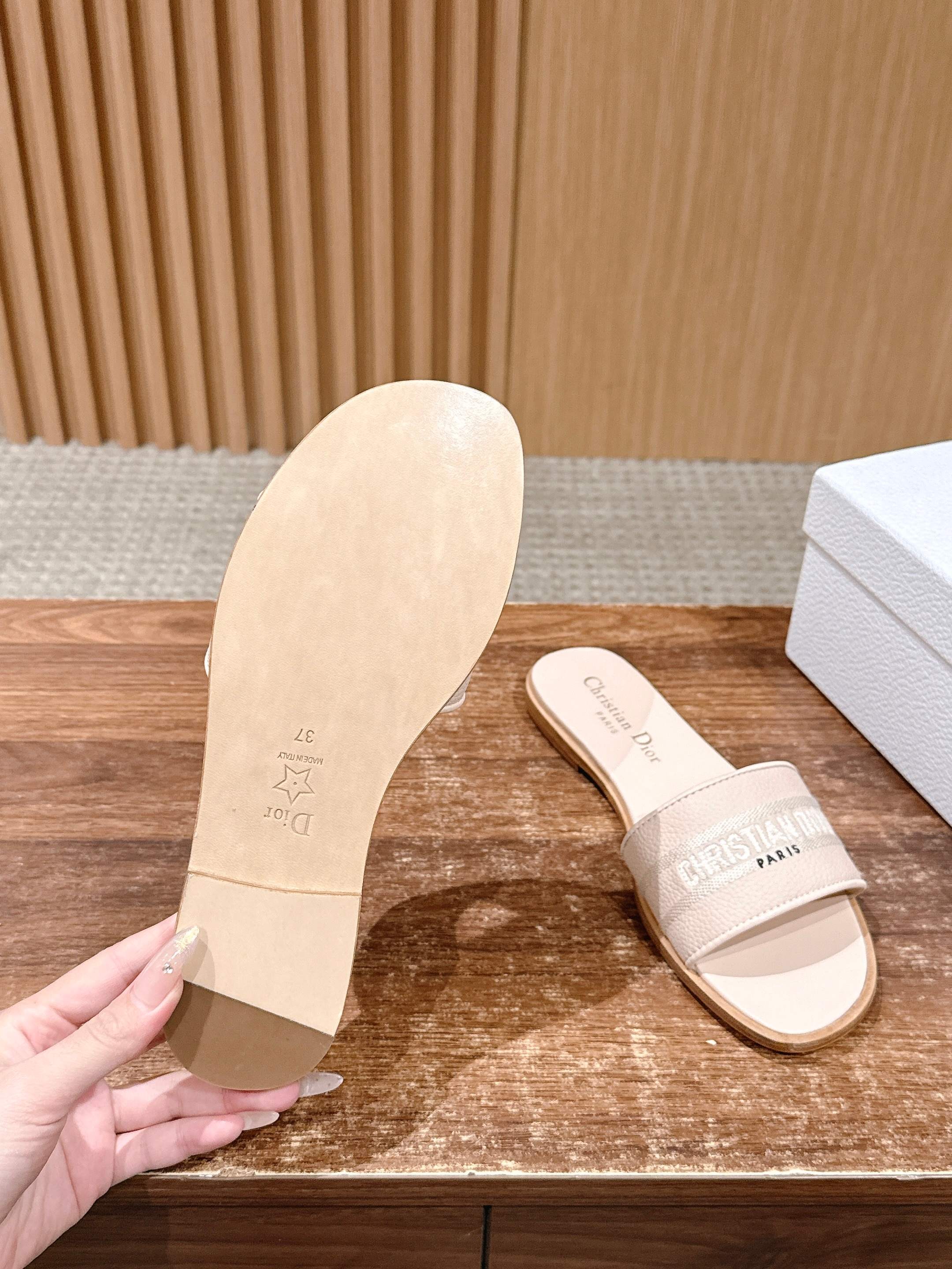 CD 26 Embroidered Slippers Beige Cowhide 610278