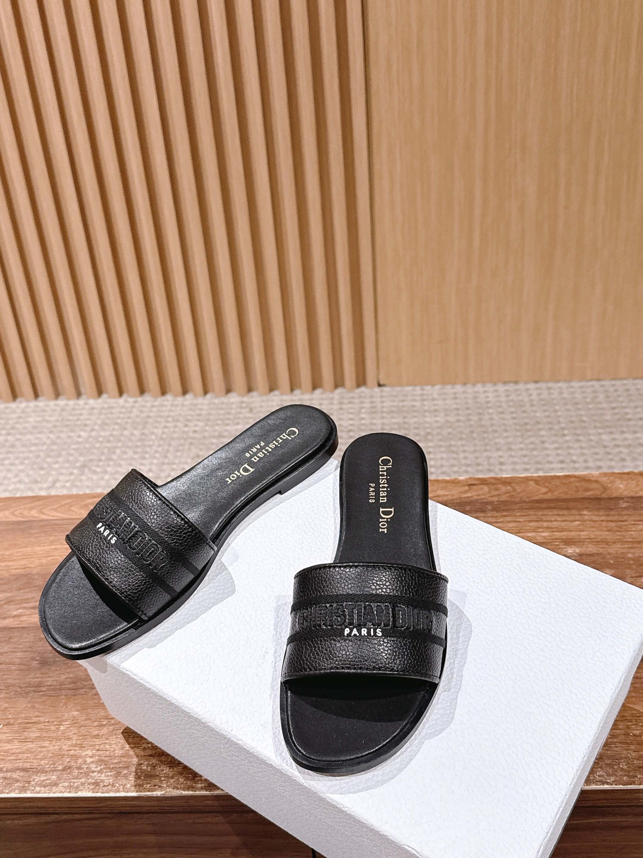 CD 26 Embroidered Slippers Black Cowhide 610279