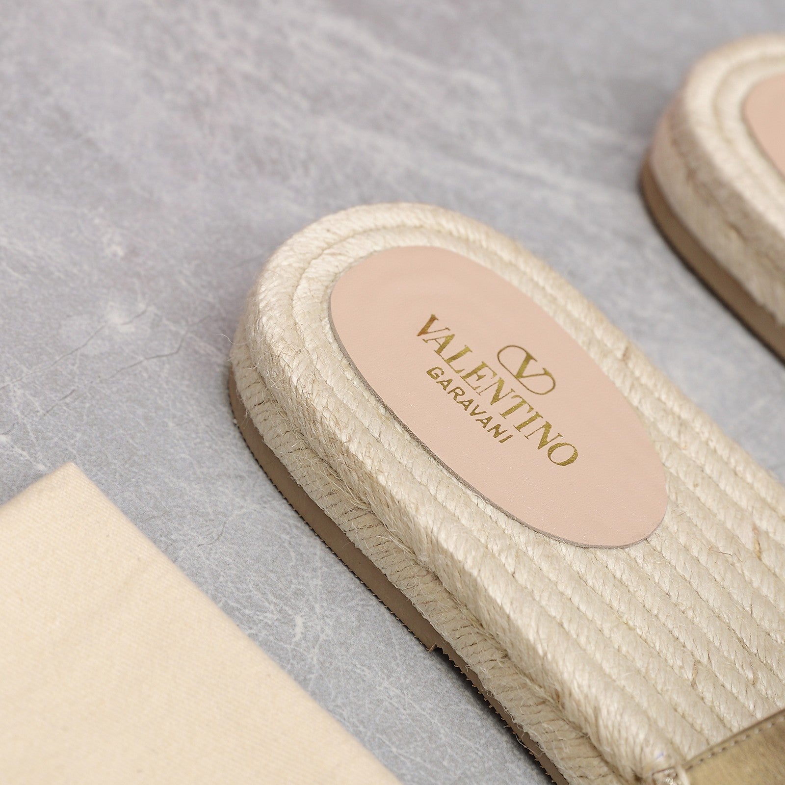 Vlogo Cut-Out Slide 20 Gold Calfskin Beige Sole Raffia