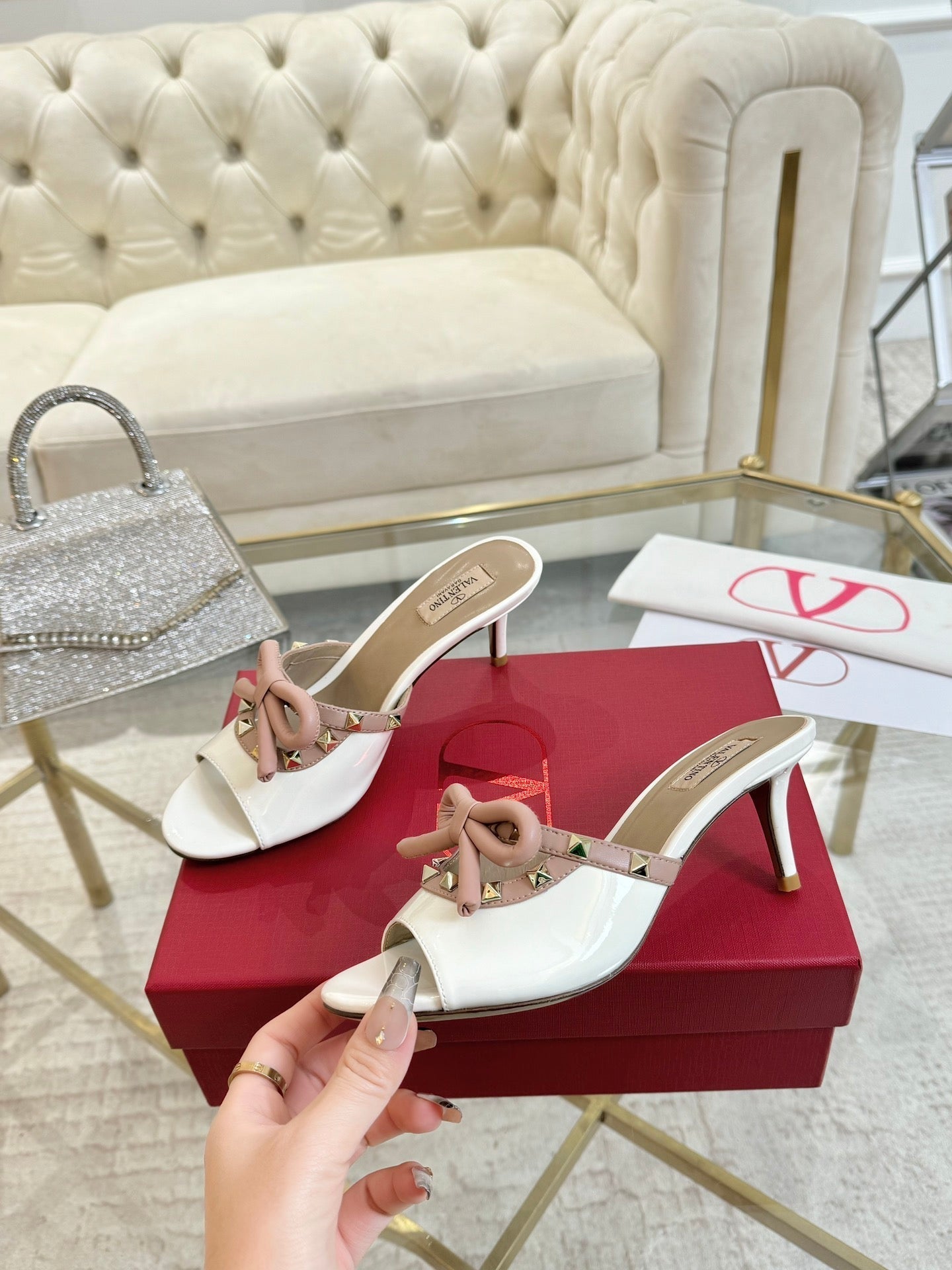 VT 25 Rockstud Bow Mule White Patent Leather