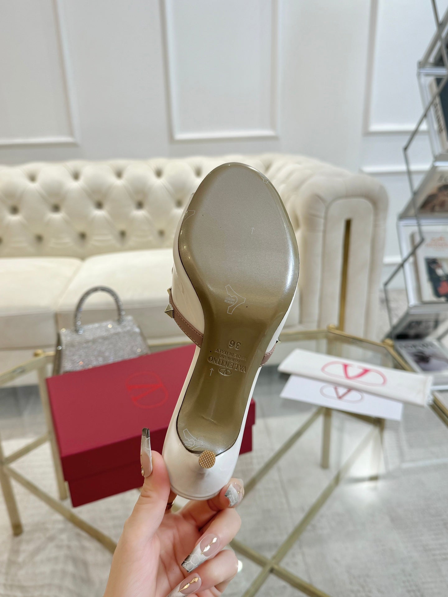 VT 25 Rockstud Bow Mule White Patent Leather