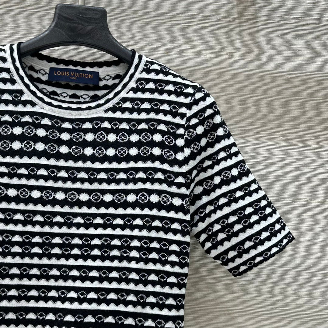 LV 25 Geometric Wave Pattern Round Neck Knitted T- Shirt Black Wool