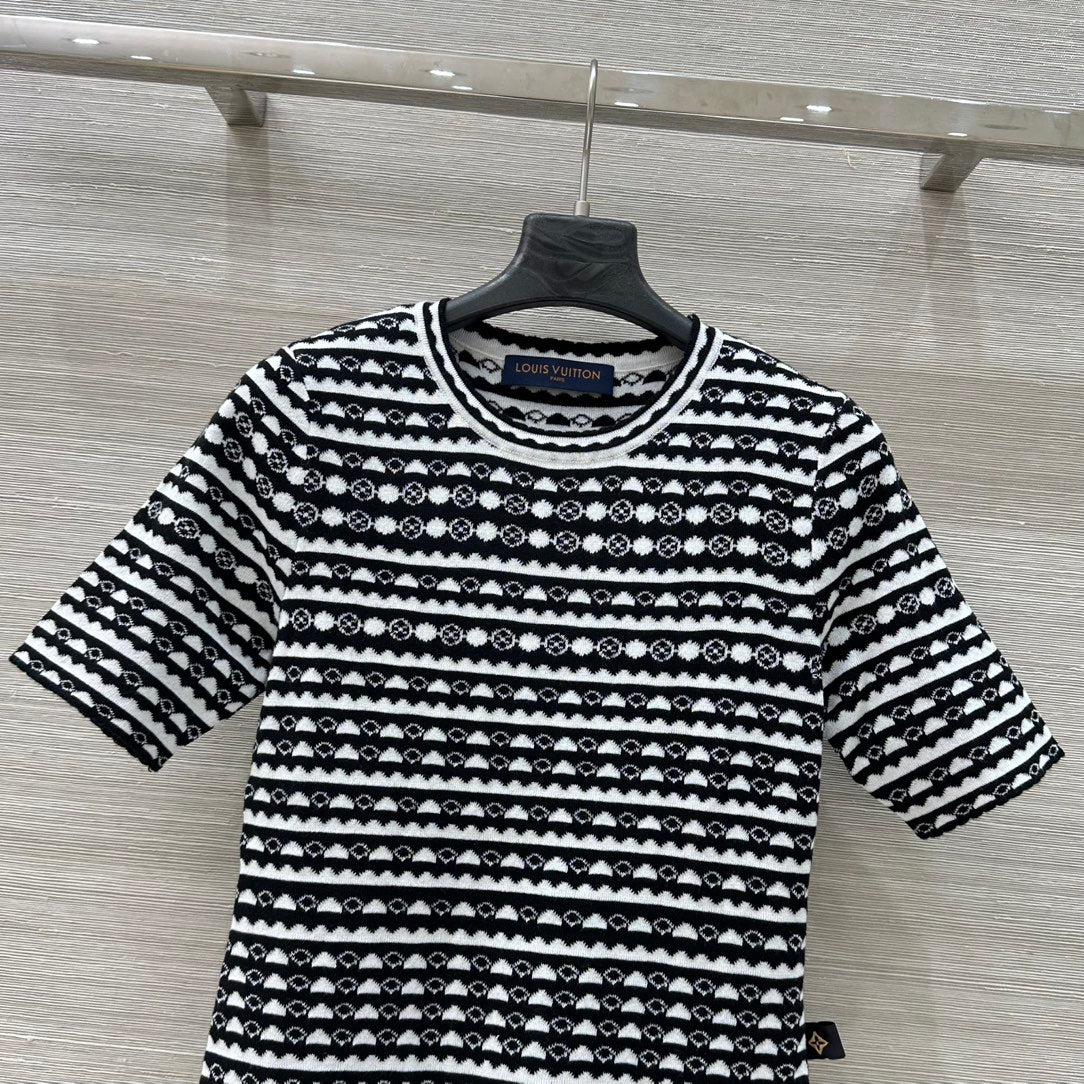 LV 25 Geometric Wave Pattern Round Neck Knitted T- Shirt Black Wool