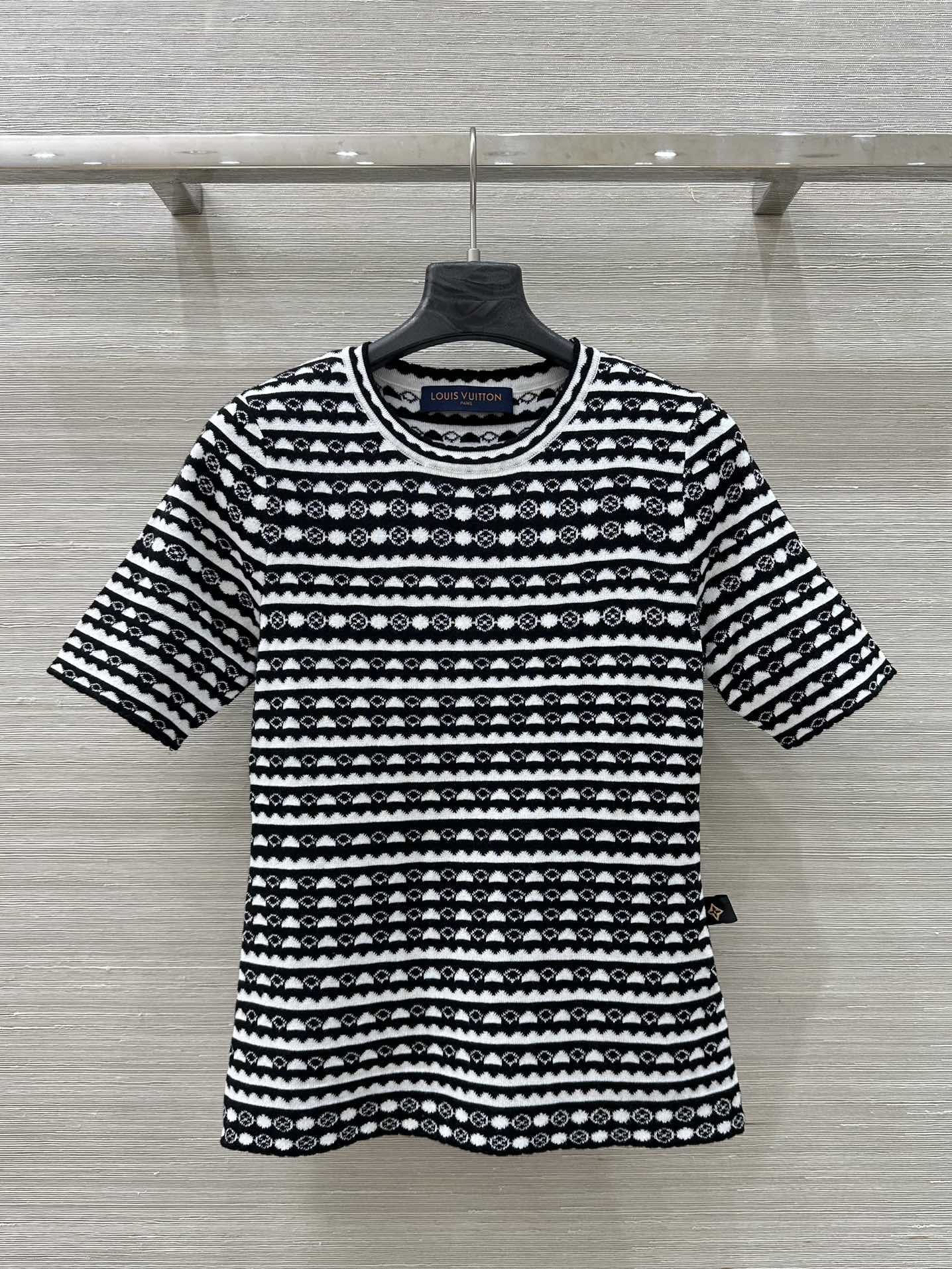 LV 25 Geometric Wave Pattern Round Neck Knitted T- Shirt Black Wool