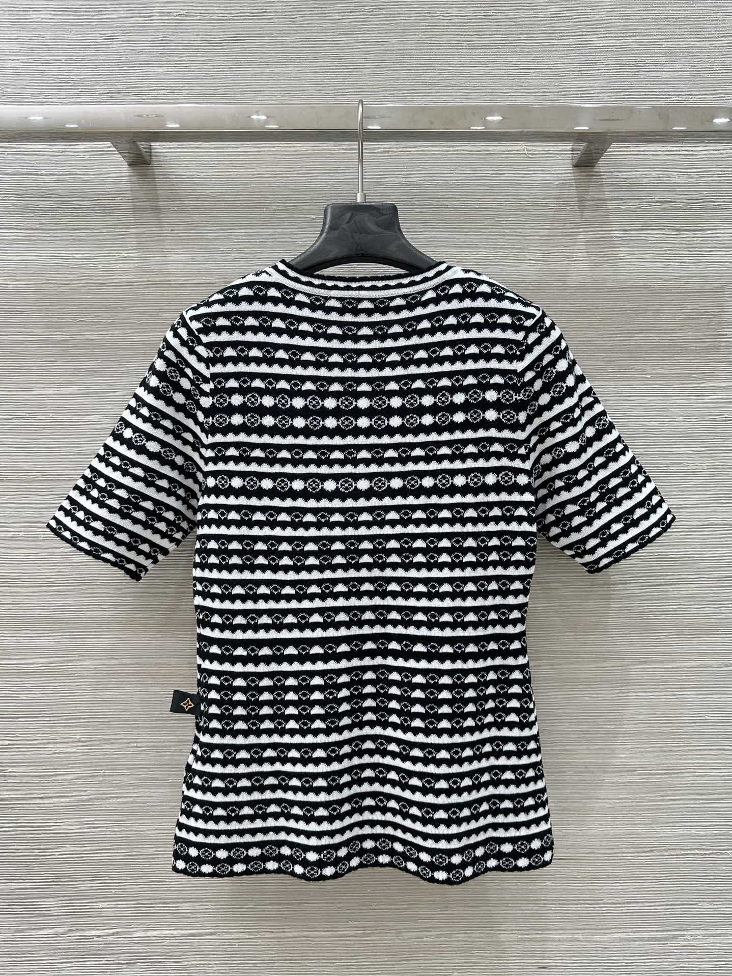 LV 25 Geometric Wave Pattern Round Neck Knitted T- Shirt Black Wool