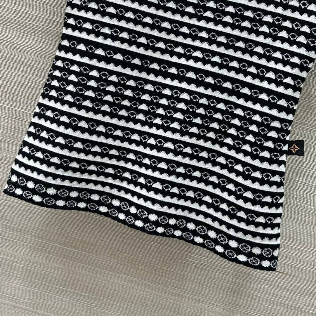 LV 25 Geometric Wave Pattern Round Neck Knitted T- Shirt Black Wool