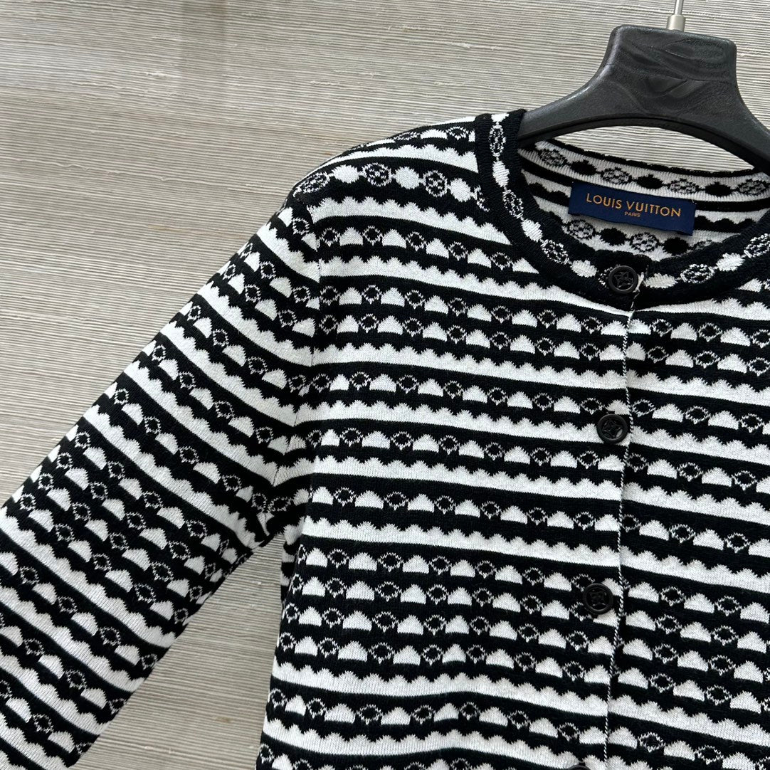 LV 25 Geometric Wave Pattern Round Neck Knitted Shirt Black Wool