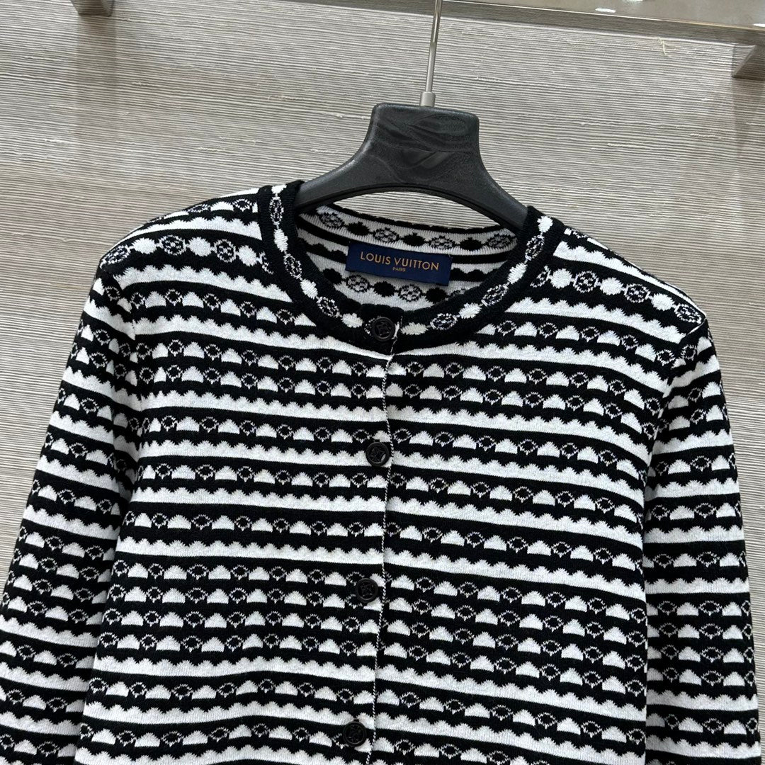LV 25 Geometric Wave Pattern Round Neck Knitted Shirt Black Wool