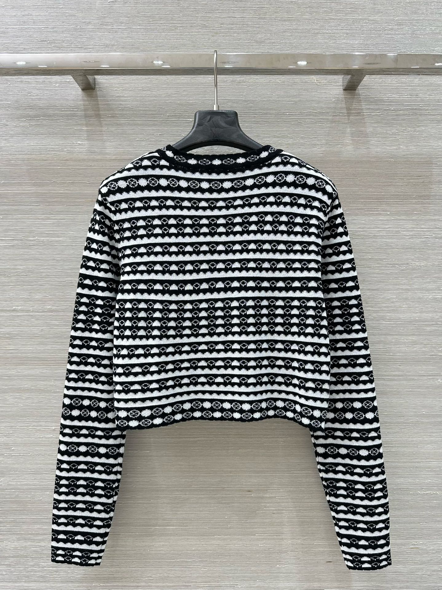LV 25 Geometric Wave Pattern Round Neck Knitted Shirt Black Wool