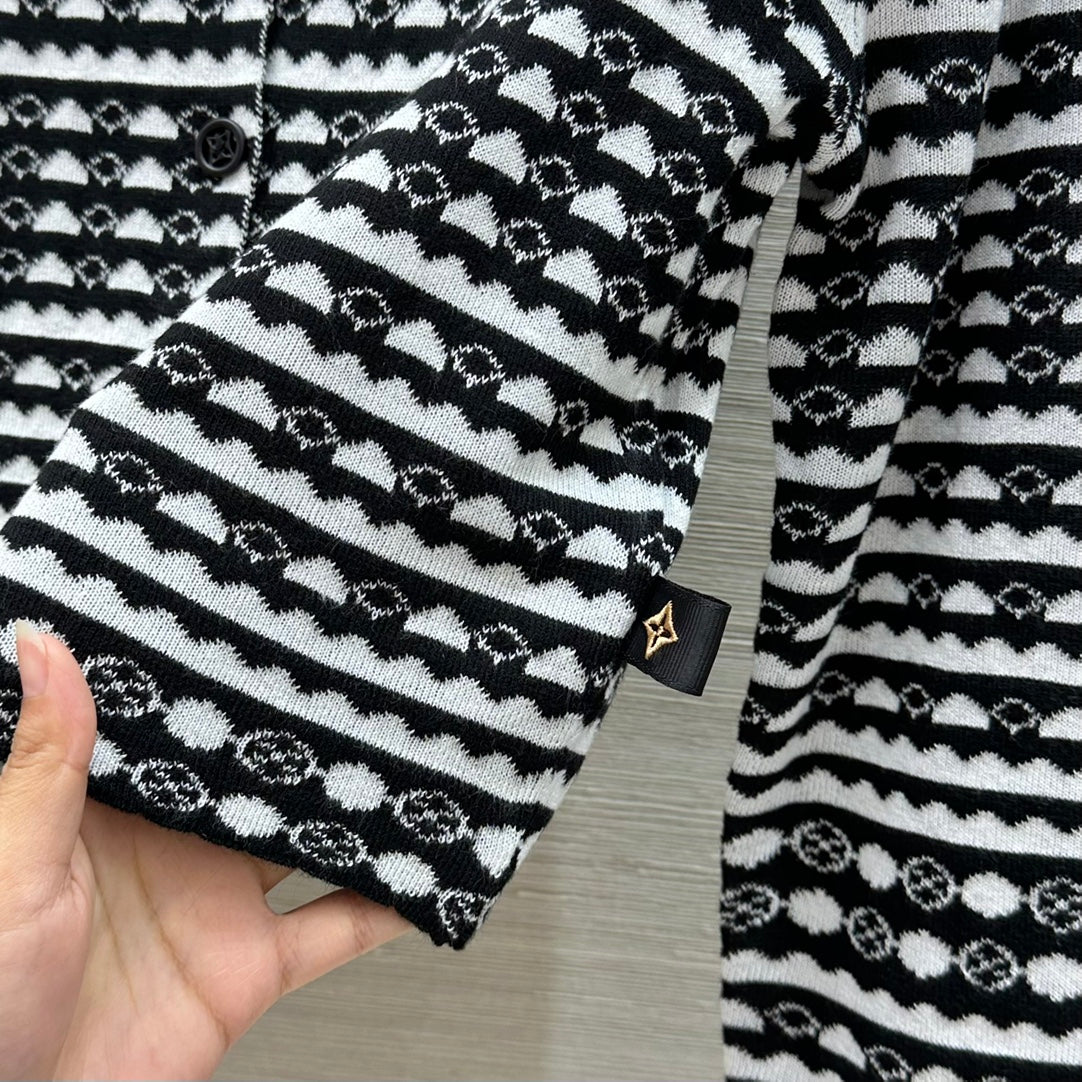 LV 25 Geometric Wave Pattern Round Neck Knitted Shirt Black Wool