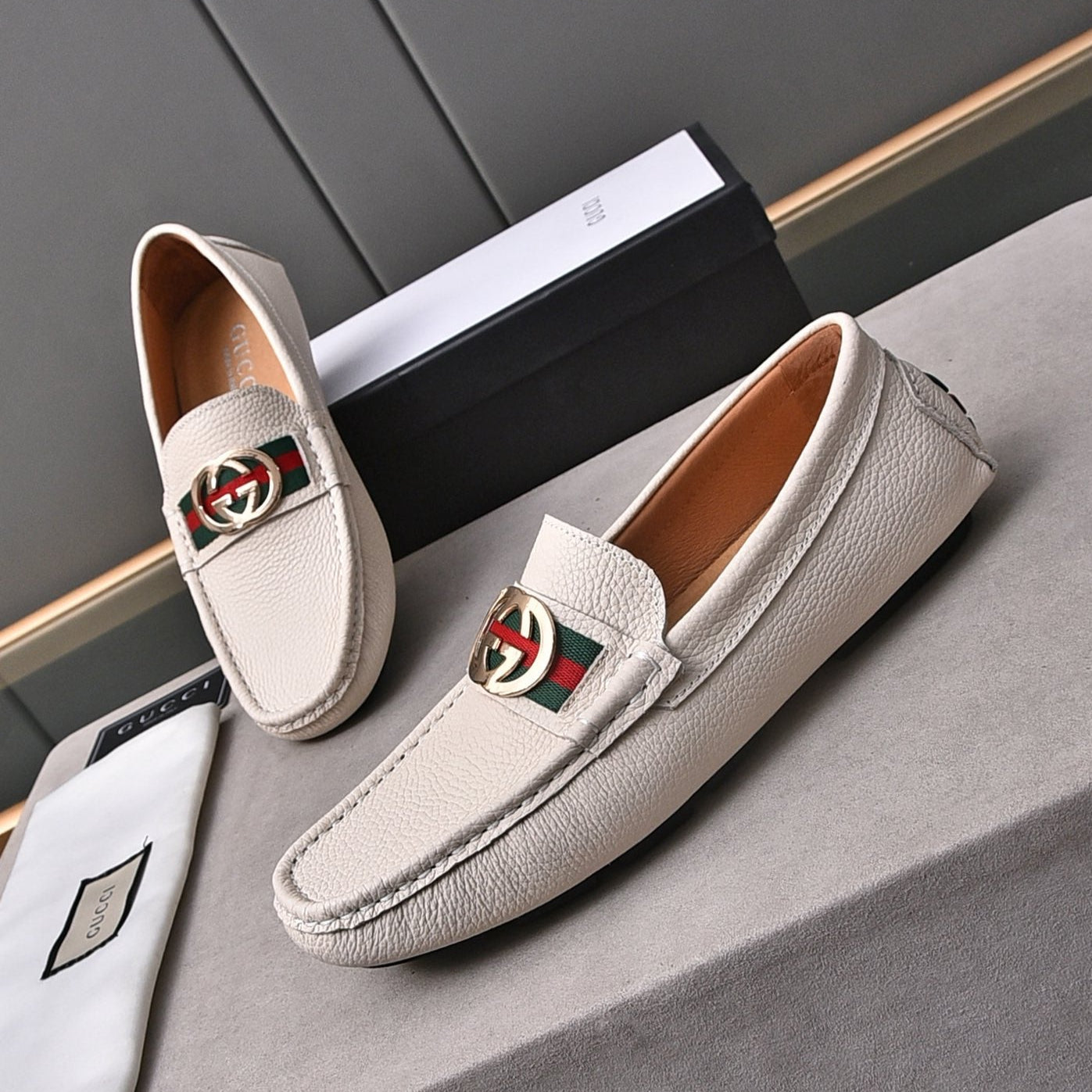 GG Men's Interlocking GG Loafer White Cowhide 853335