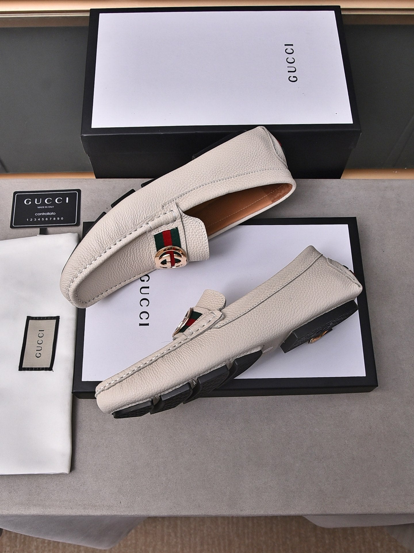 GG Men's Interlocking GG Loafer White Cowhide 853335