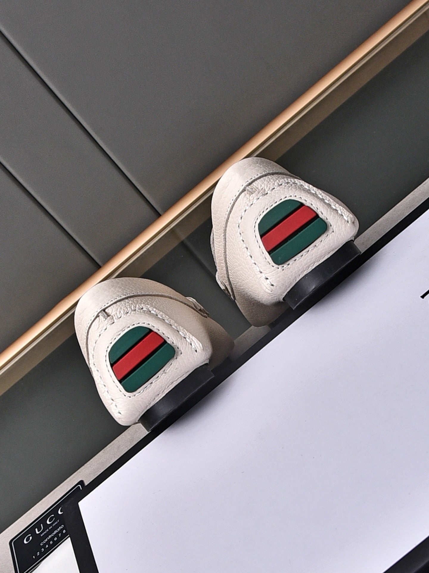 GG Men's Interlocking GG Loafer White Cowhide 853335