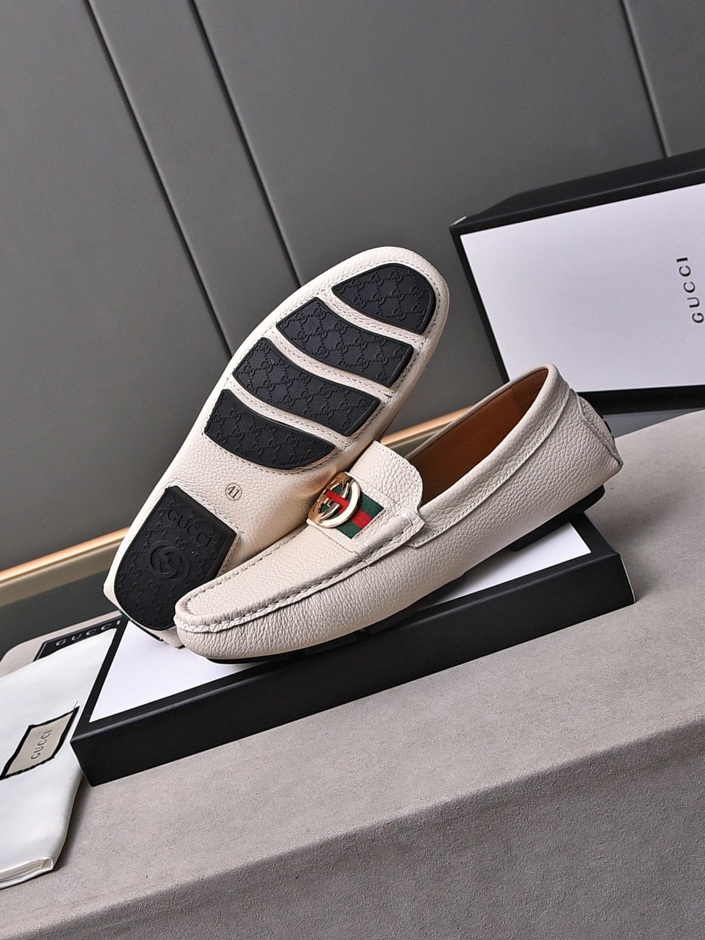 GG Men's Interlocking GG Loafer White Cowhide 853335