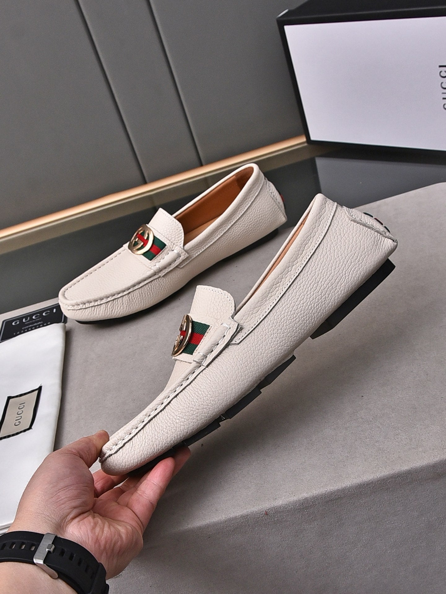 GG Men's Interlocking GG Loafer White Cowhide 853335