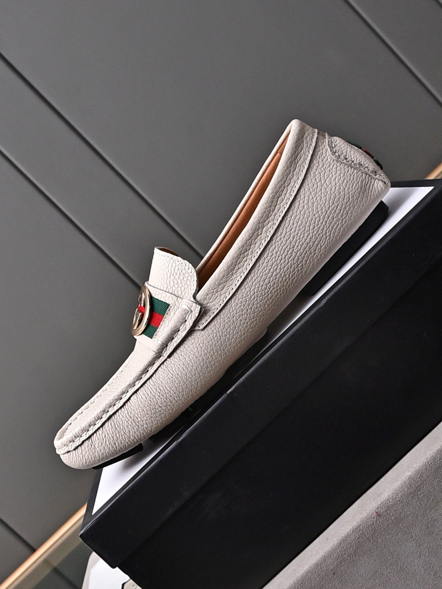 GG Men's Interlocking GG Loafer White Cowhide 853335