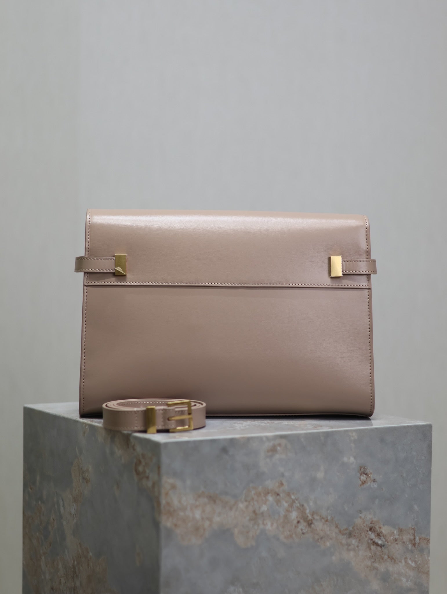 MANHATTAN MEDIUM 29 IN DARK BEIGE SMOOTH CALFSKIN GOLD BUCKLE