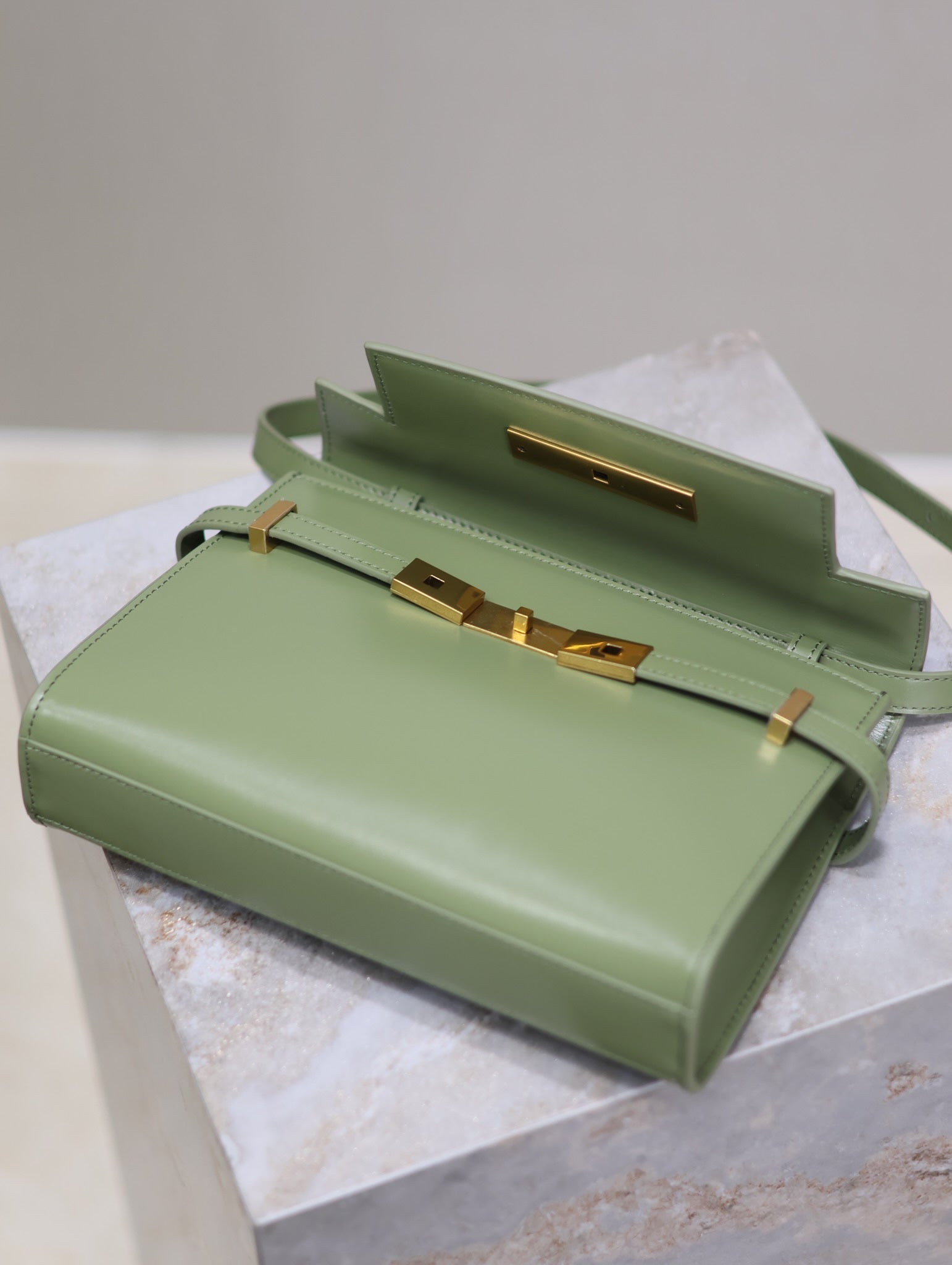 MANHATTAN SMALL 24 IN OLIVE GREEN SMOOTH LAMBSKIN GOLD HARDWARE