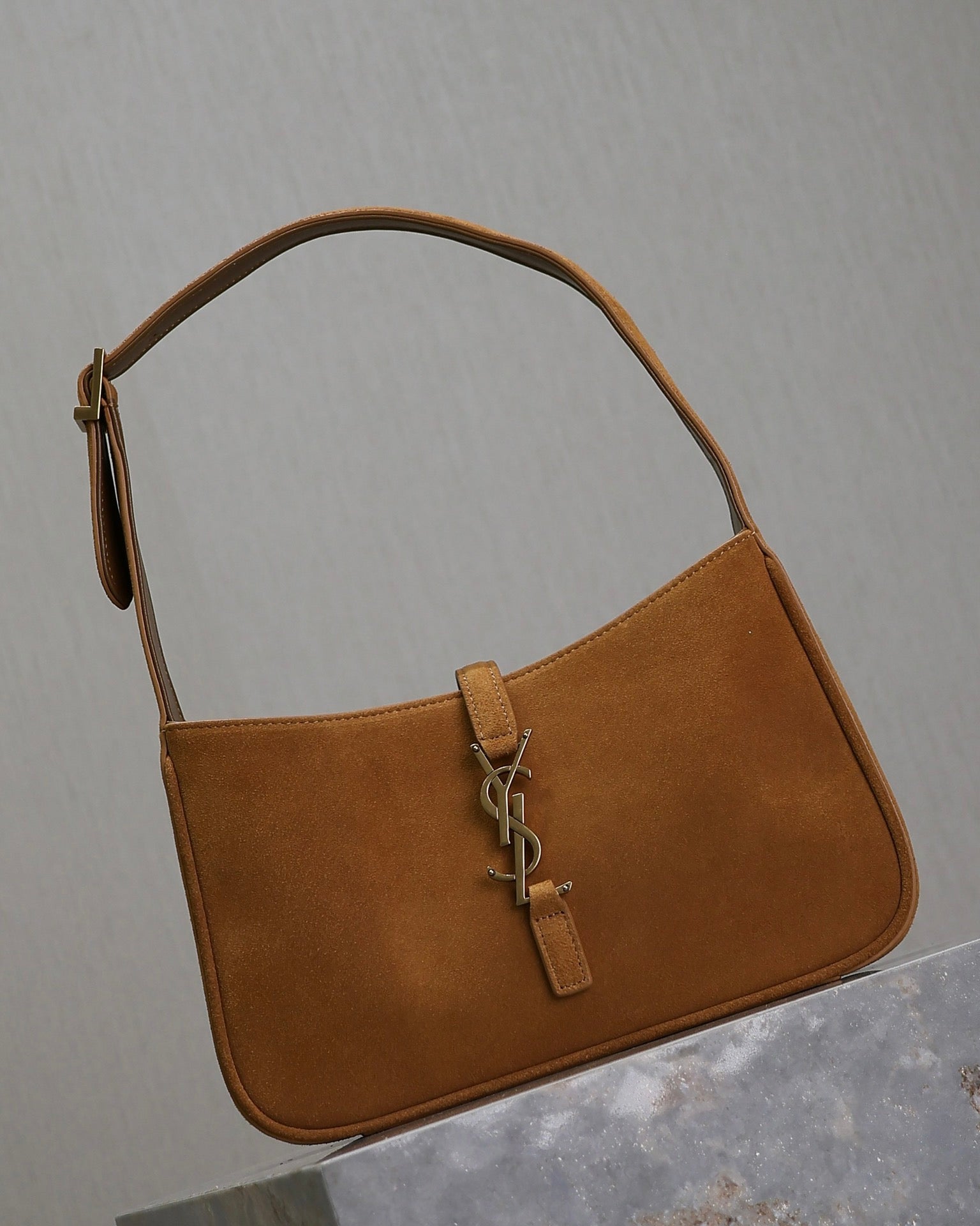 LE 5 À 7 BAG  25 IN BRONZE BROWN SUEDE COPPER LOGO