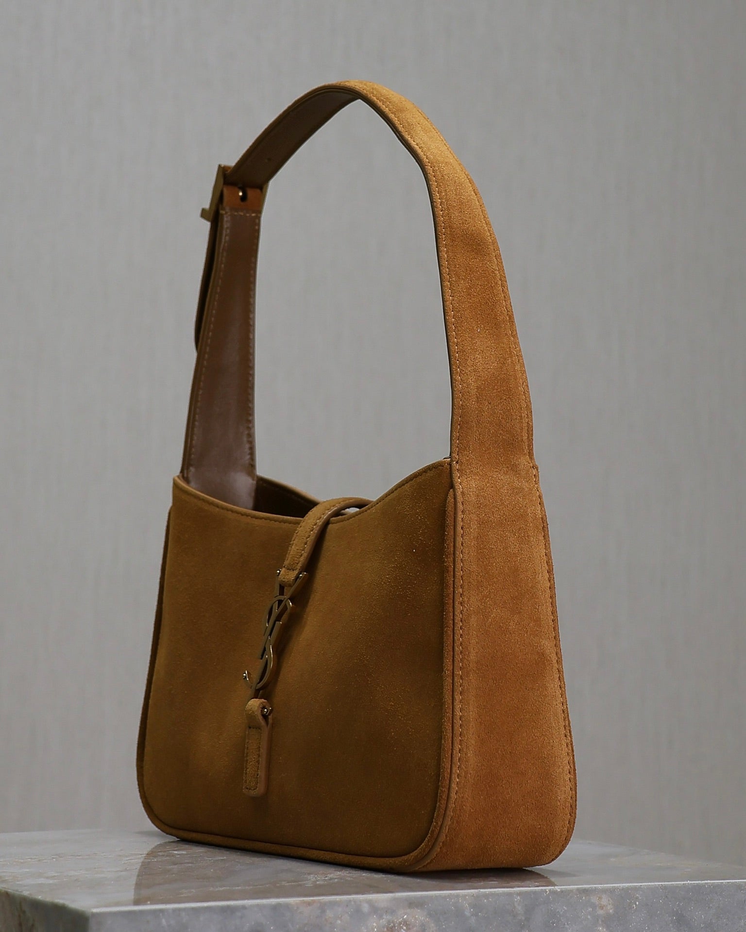 LE 5 À 7 BAG  25 IN BRONZE BROWN SUEDE COPPER LOGO