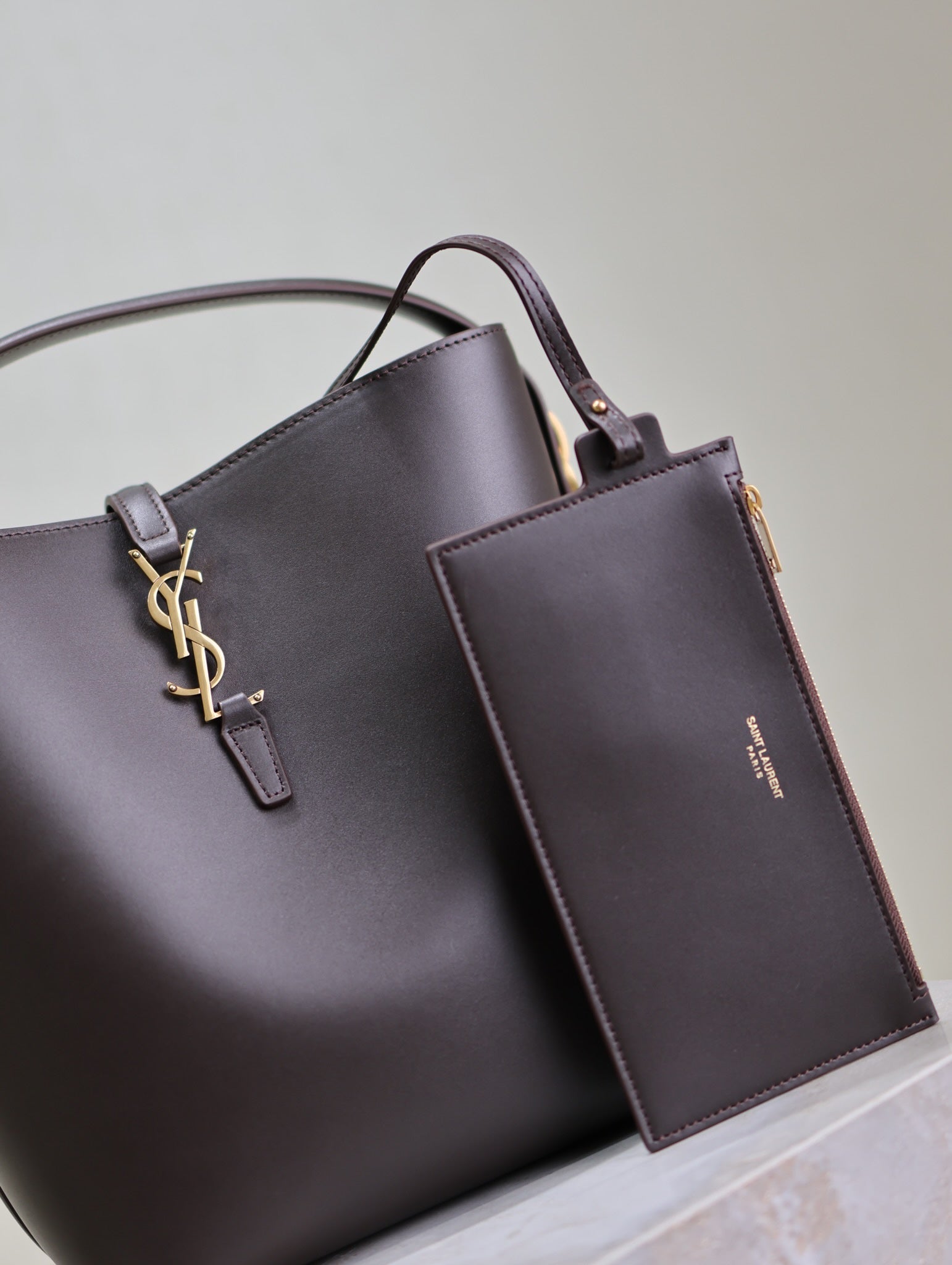 LE 37 MEDIUM BUCKET BAG 26 IN BRUNETTE BROWN CALFSKIN GOLD HARDWARE