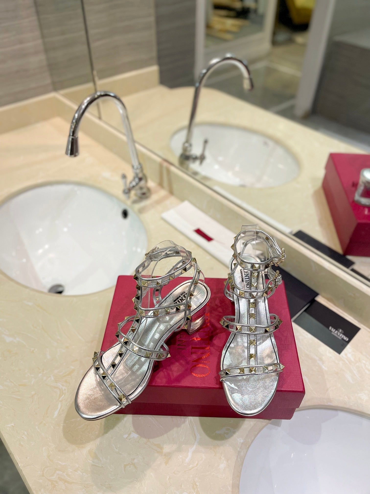 ROCKSTUD SANDAL WITH STRAP IN SILVER CALFSKIN 60 MM