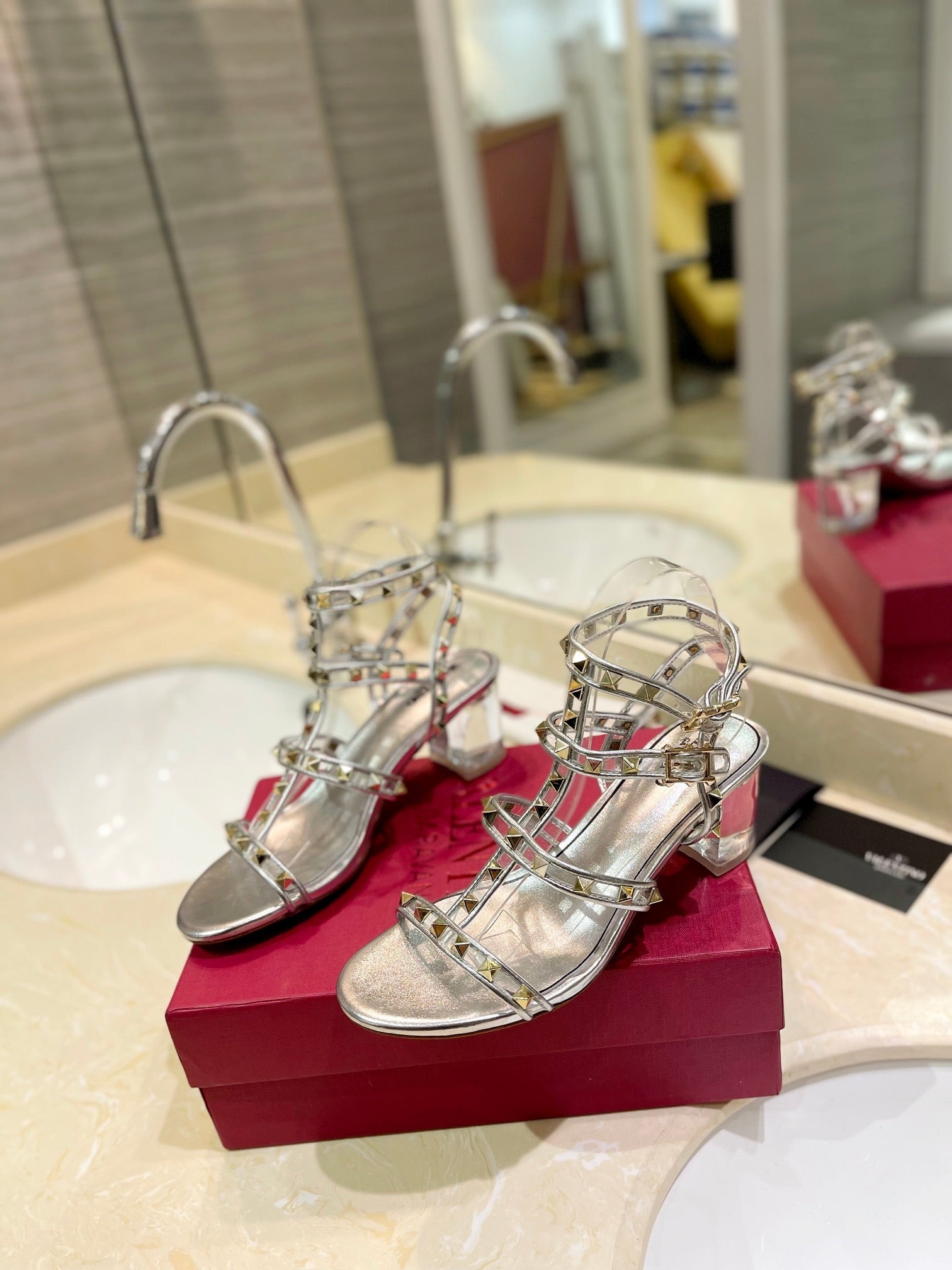 ROCKSTUD SANDAL WITH STRAP IN SILVER CALFSKIN 60 MM