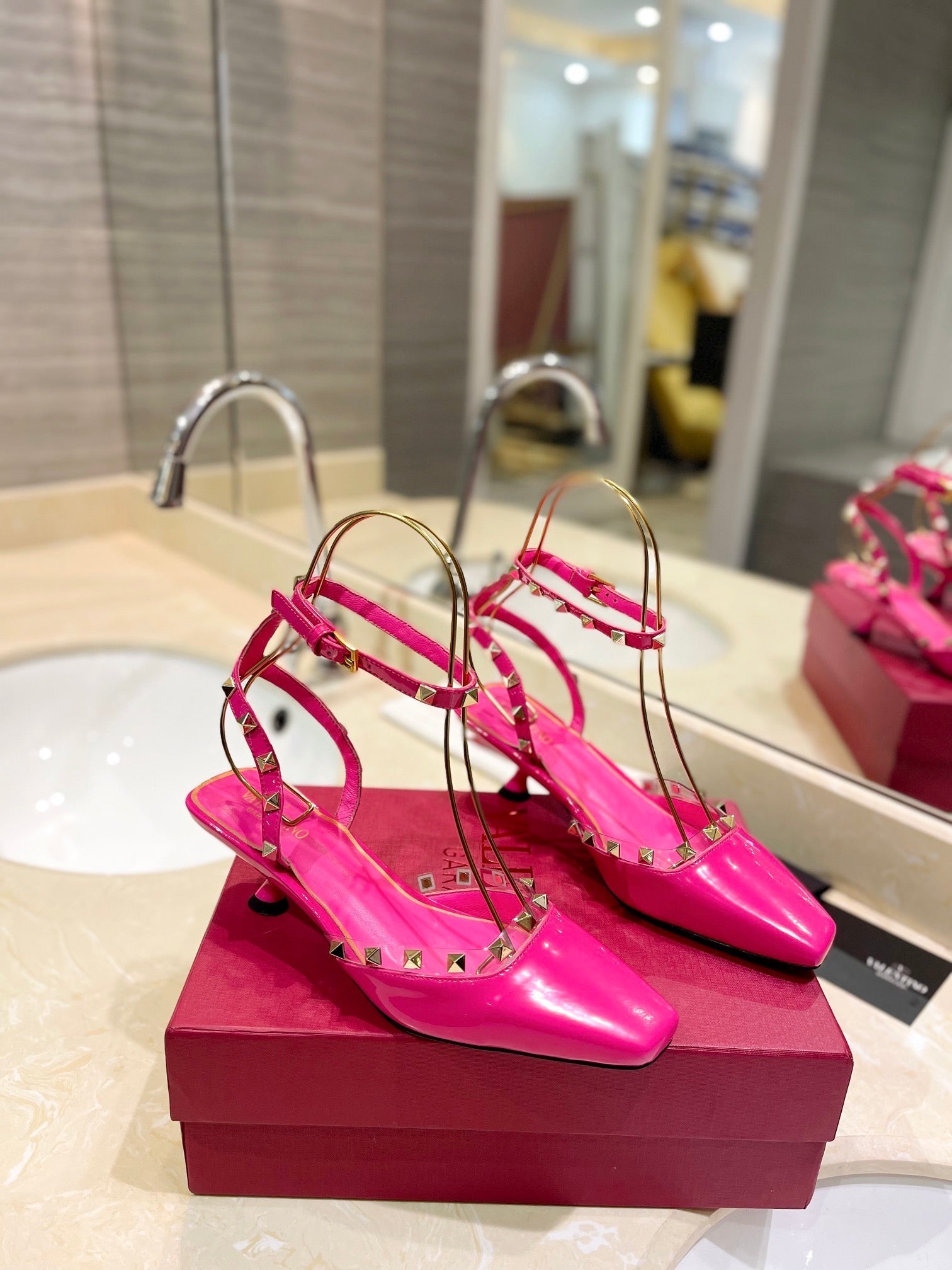ROCKSTUD SLINGBACK IN BRIGHT PINK CALFSKIN 50MM