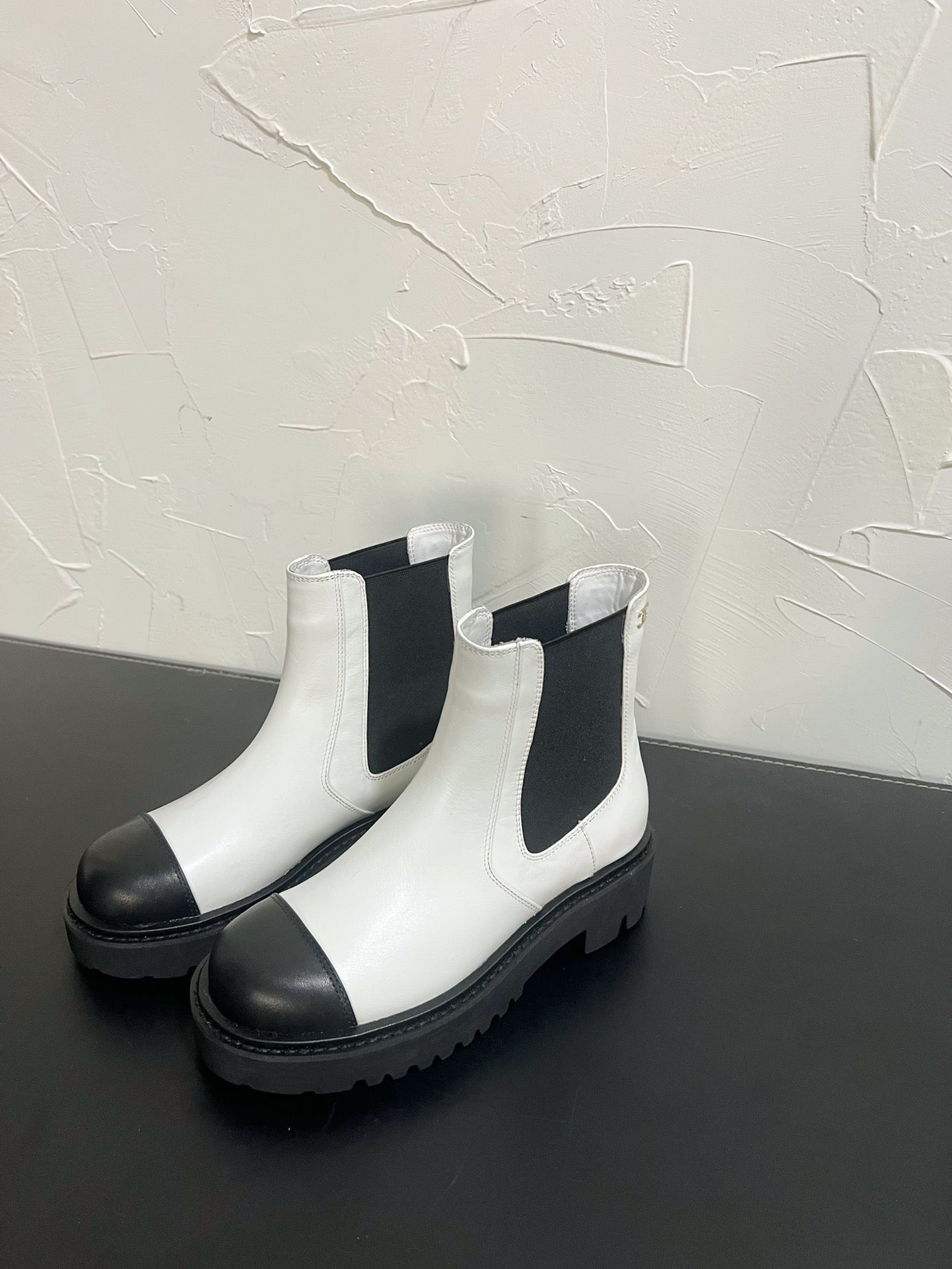 CC Chelsea Ankle Boots In White Mix Black Cowhide 949683