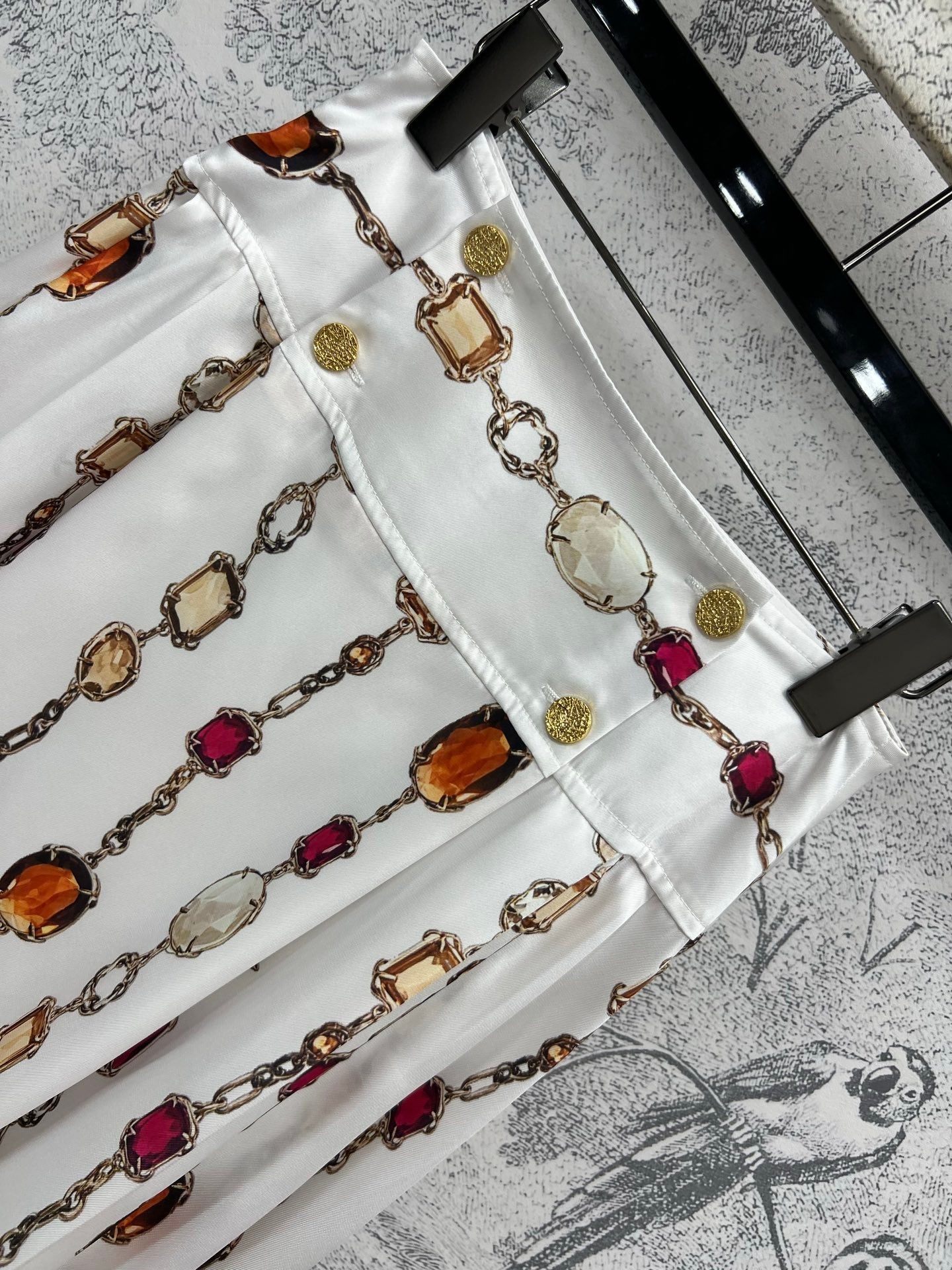 LV 25 Decorative Pattern Gemstone Chain Pleated Skirt White Poliester