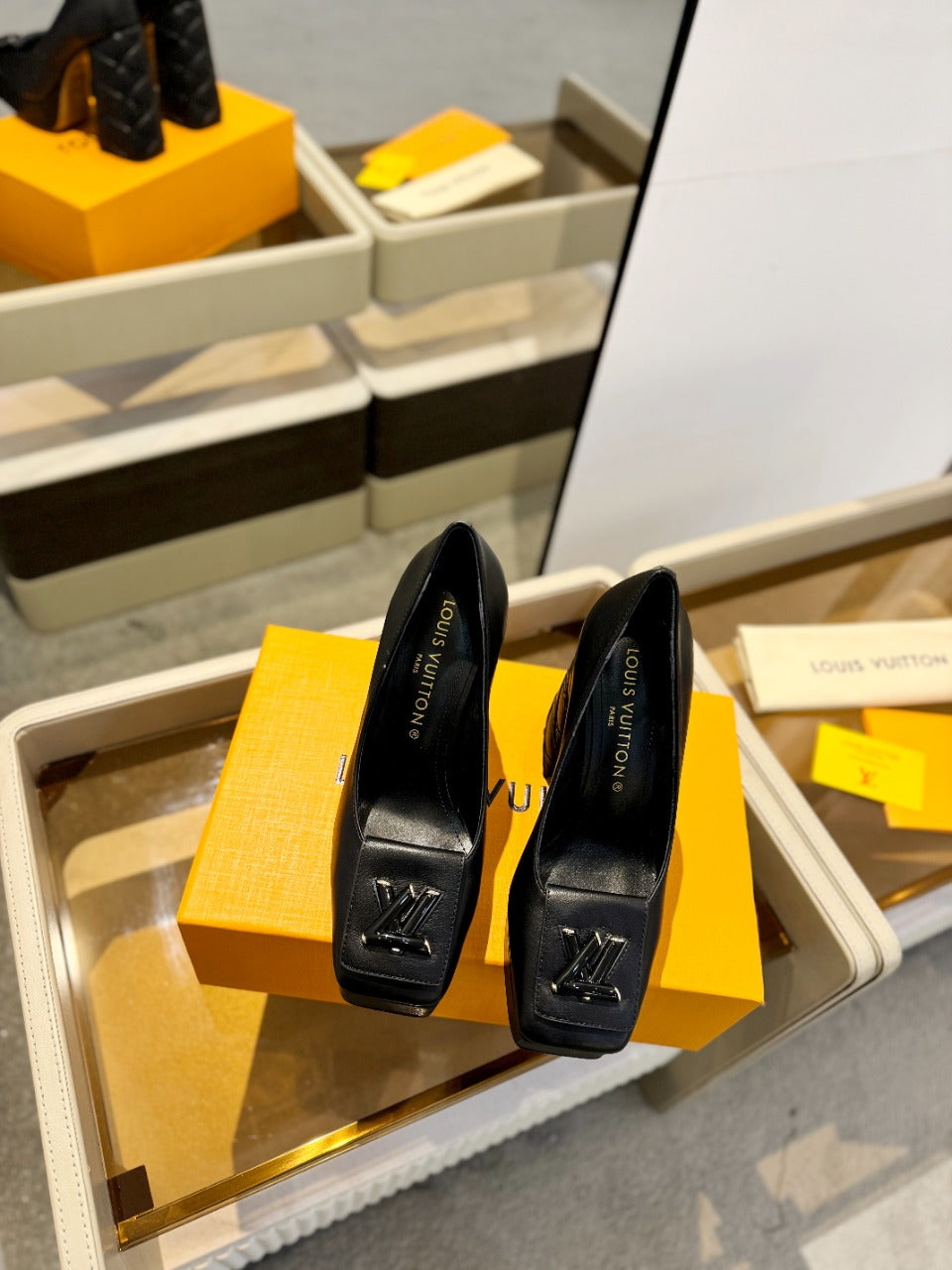 LV Shake Pump 120mm Plain Black Cowhide