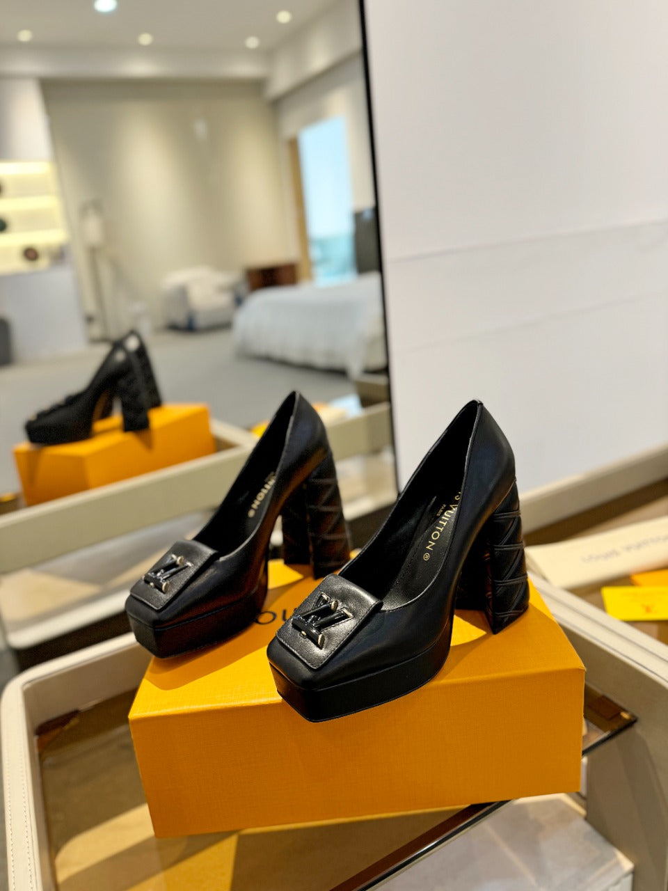 LV Shake Pump 120mm Plain Black Cowhide